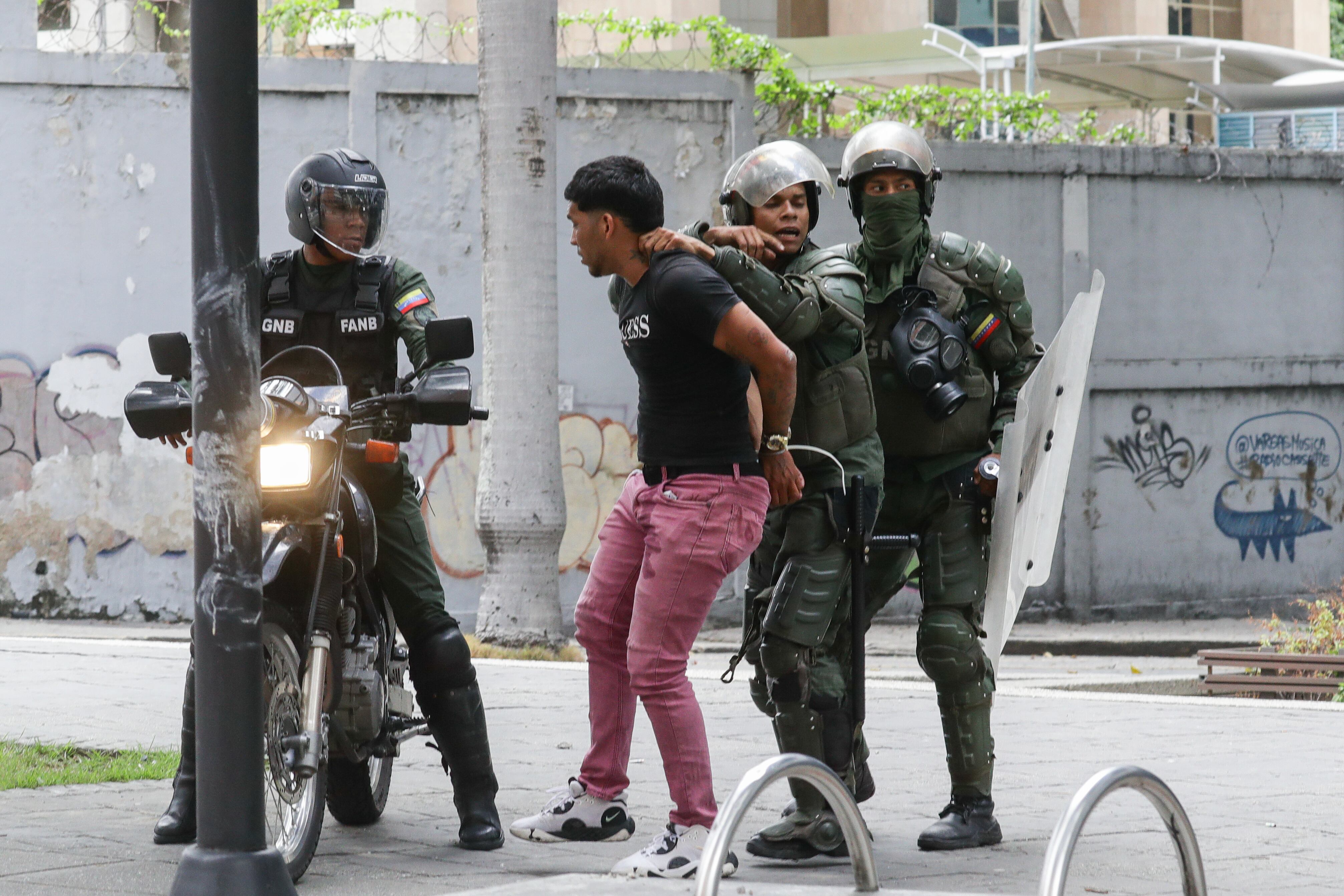 Integrantes de la Guardia Nacional Bolivariana detienen a un manifestante opositor el martes en Caracas (EFE/ Ronald Peña)