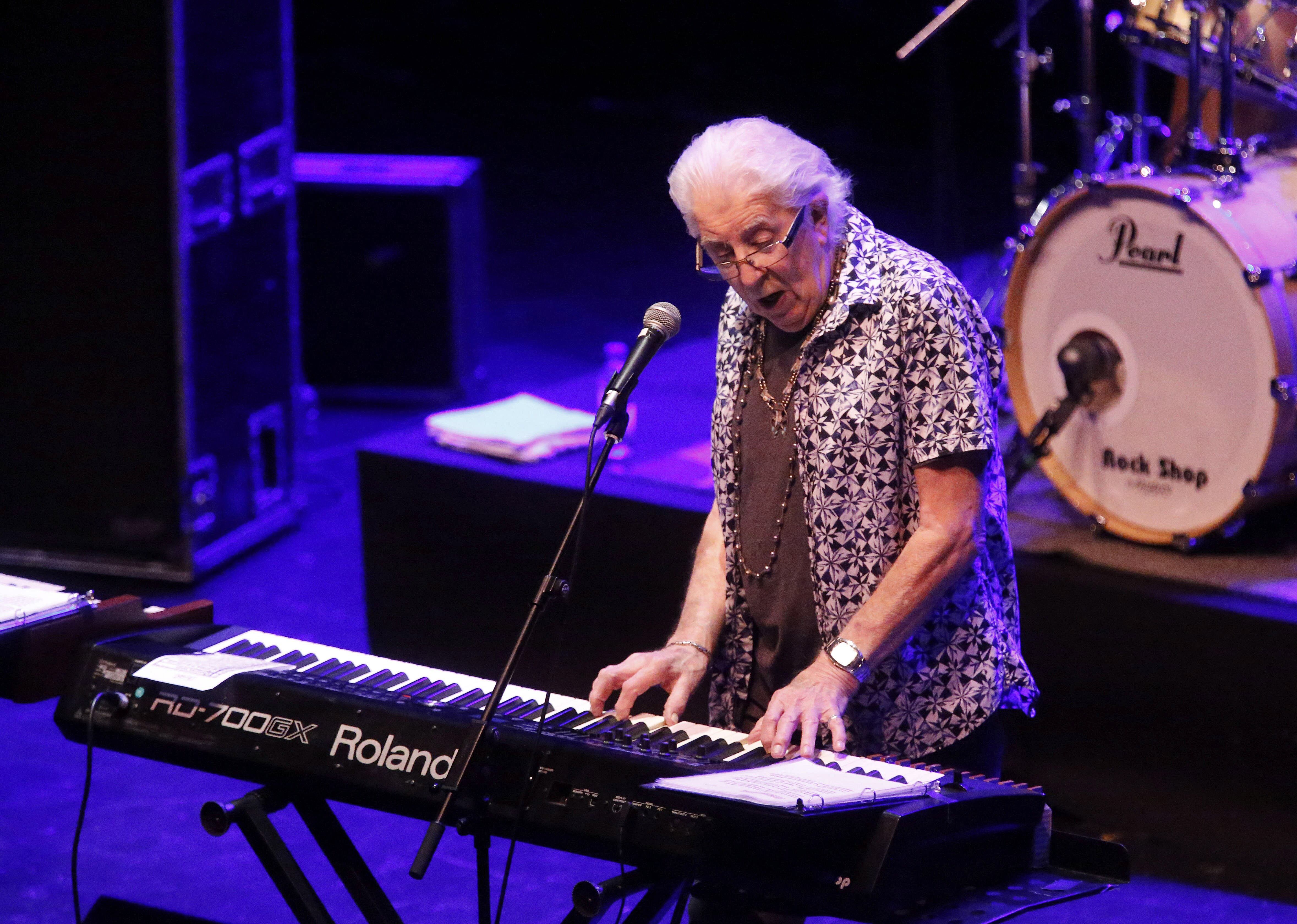 John Mayall en un concierto en el teatro de la Laboral de Gijón dentro de su gira "Livin & Lovin The Blues Tour 2017" (Foto: EFE/José Luis Cereijido)
