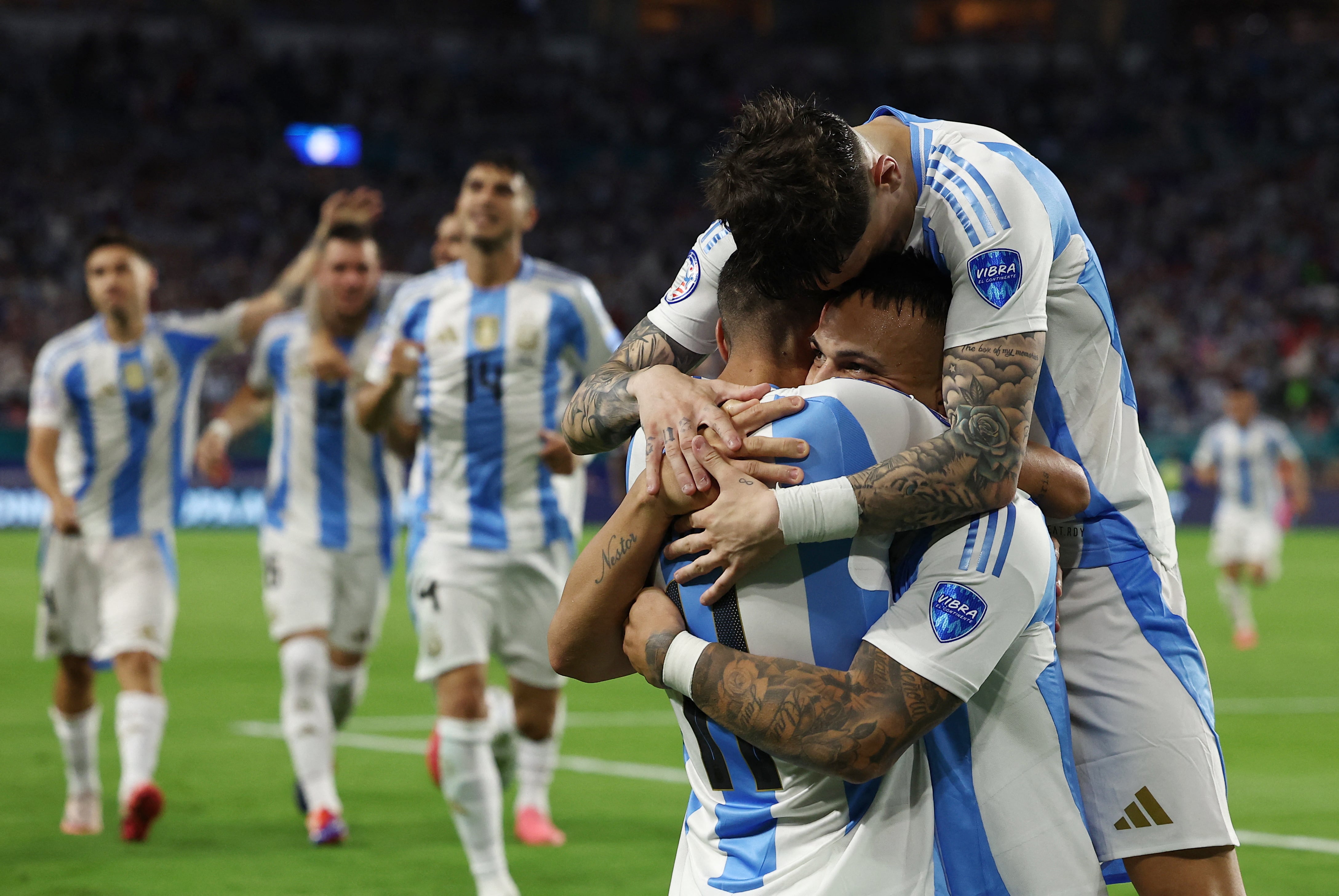 Todos con Lautaro. Argentina festeja el primer gol frente a Perú