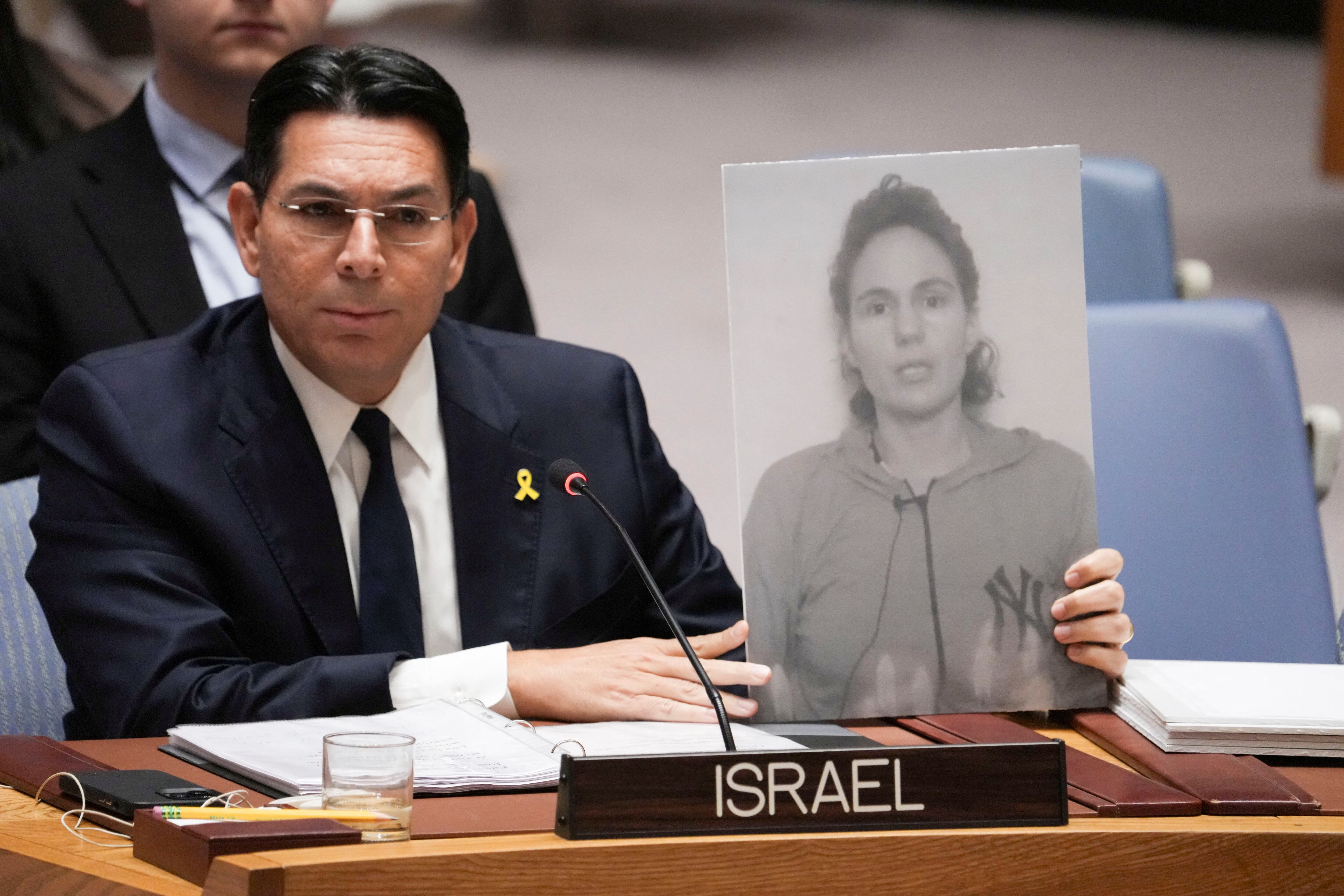 El embajador Danny Danon, representante permanente de Israel ante las Naciones Unidas, sostiene una fotografía de Carmel Gat (Reuters)