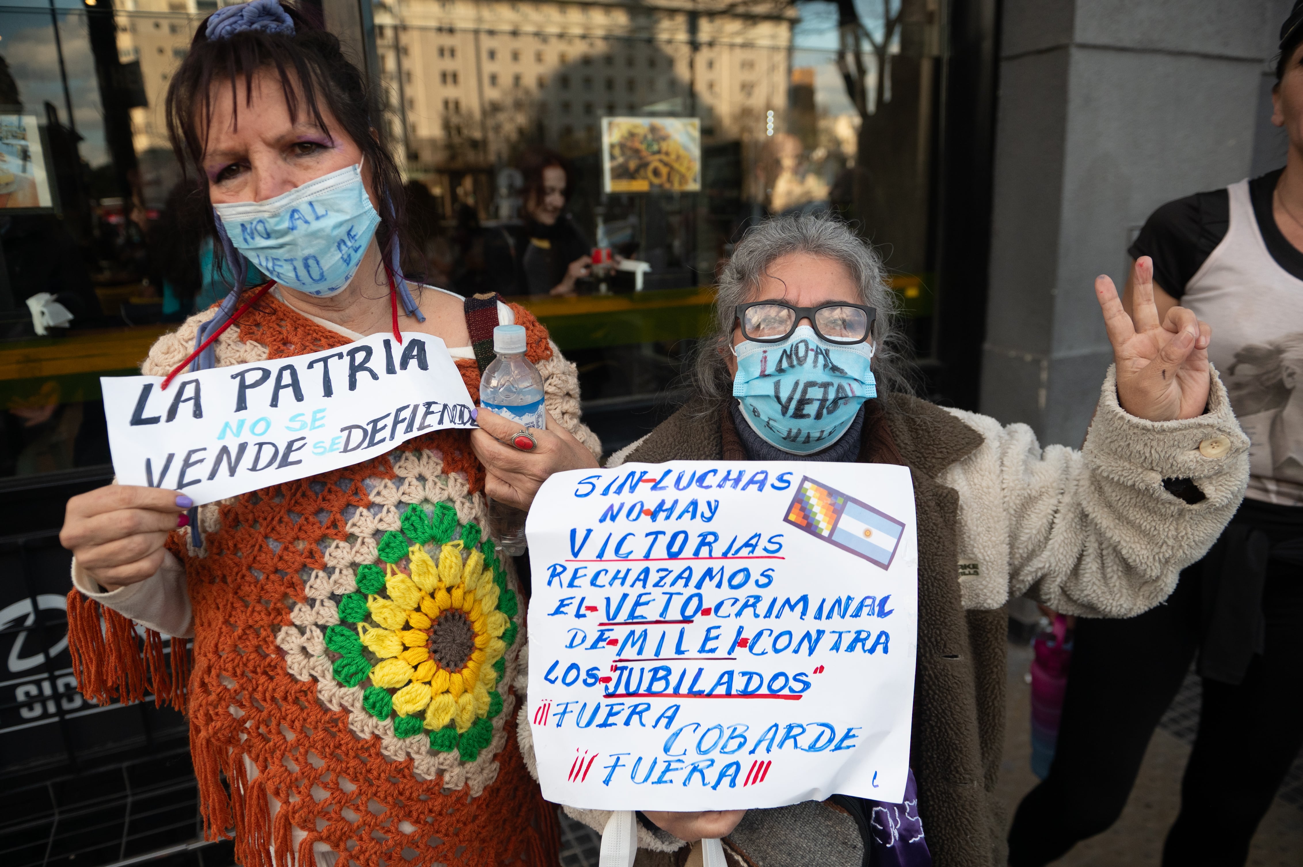 Organizaciones sociales marchan al congreso en contra del veto a la ley de movilidad jubilatoria