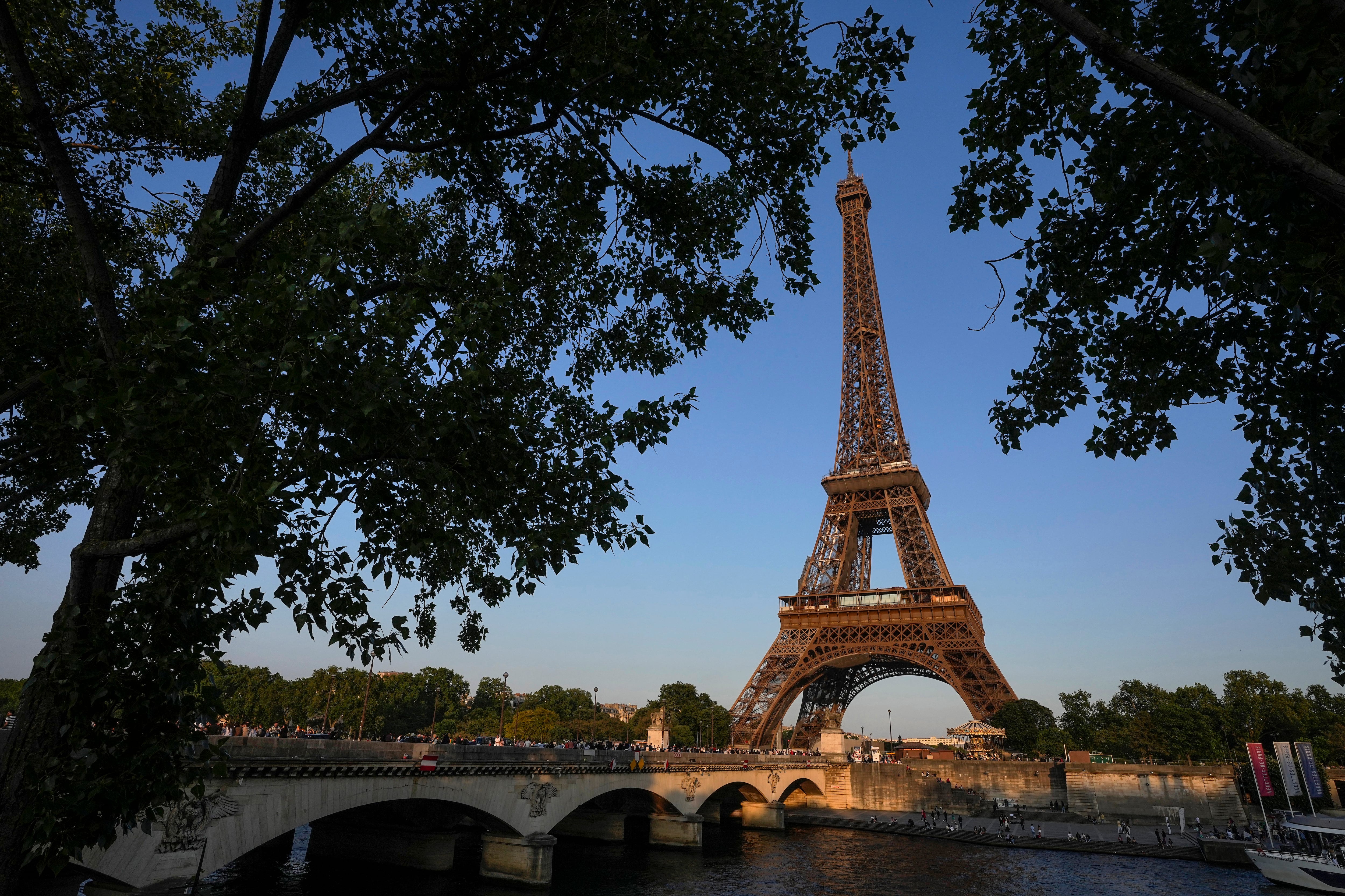 La alcaldía de París convertirá en peatonal el Puente de Iéna, un paso clave que conecta la Torre Eiffel con el Palacio de Chaillo (AP Foto/Michel Euler)