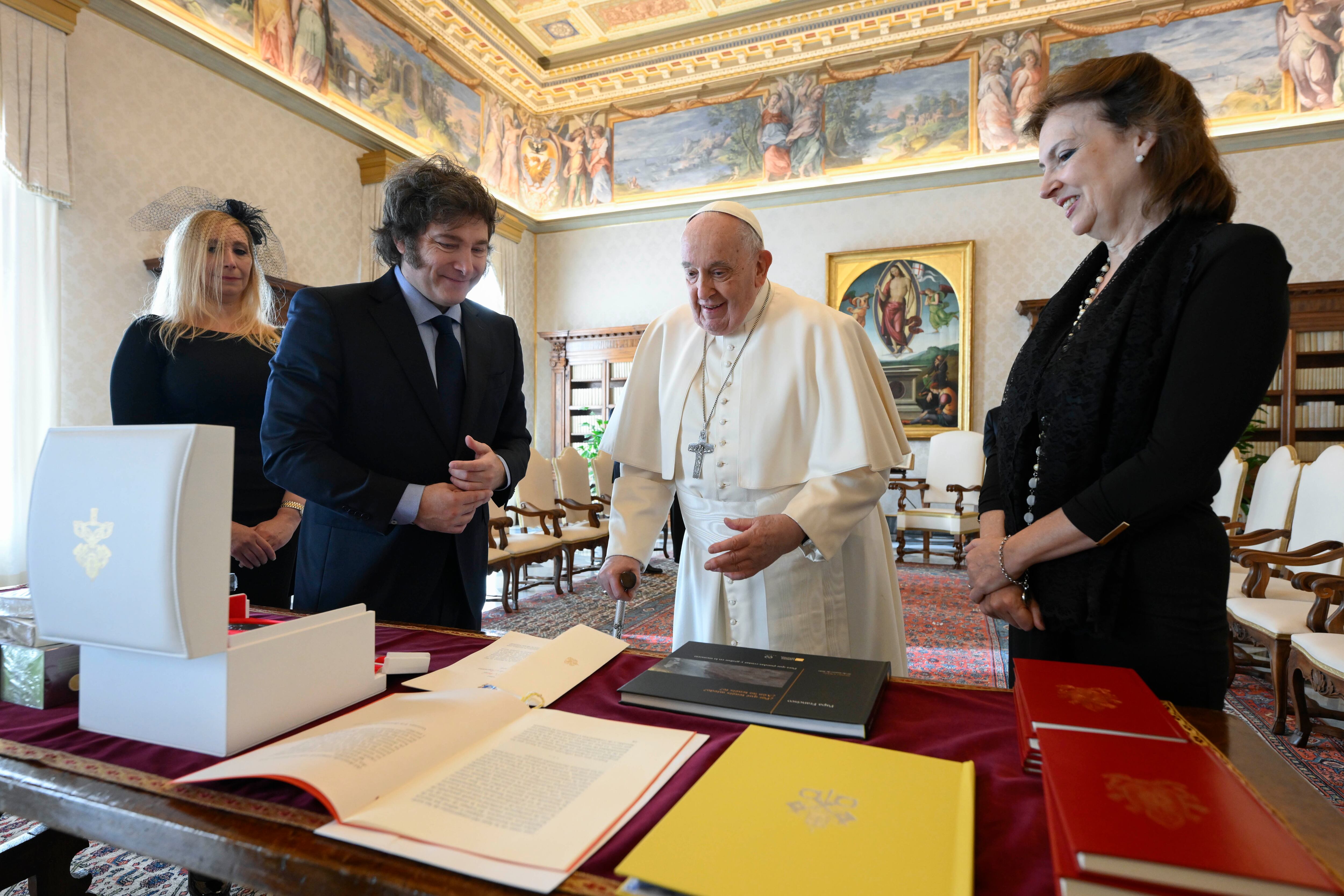 El presidente argentino Javier Milei, segundo de izquierda a derecha, su hermana y secretaria general de la Presidencia, Karina Milei, izquierda, y la canciller Diana Mondino, derecha, intercambian regalos con el papa Francisco en el estudio del pontífice, el lunes 12 de febrero de 2024, en el Vaticano. Foto: Vatican Media vía AP, HO.