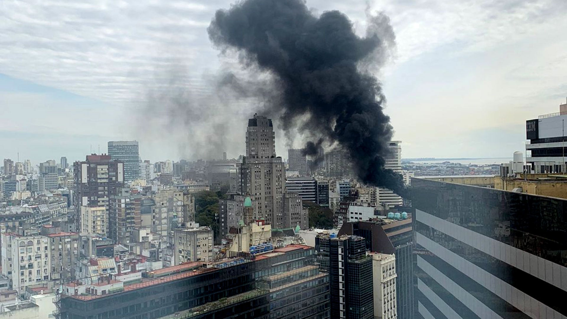 Incendio en la terraza de un edificio en Retiro