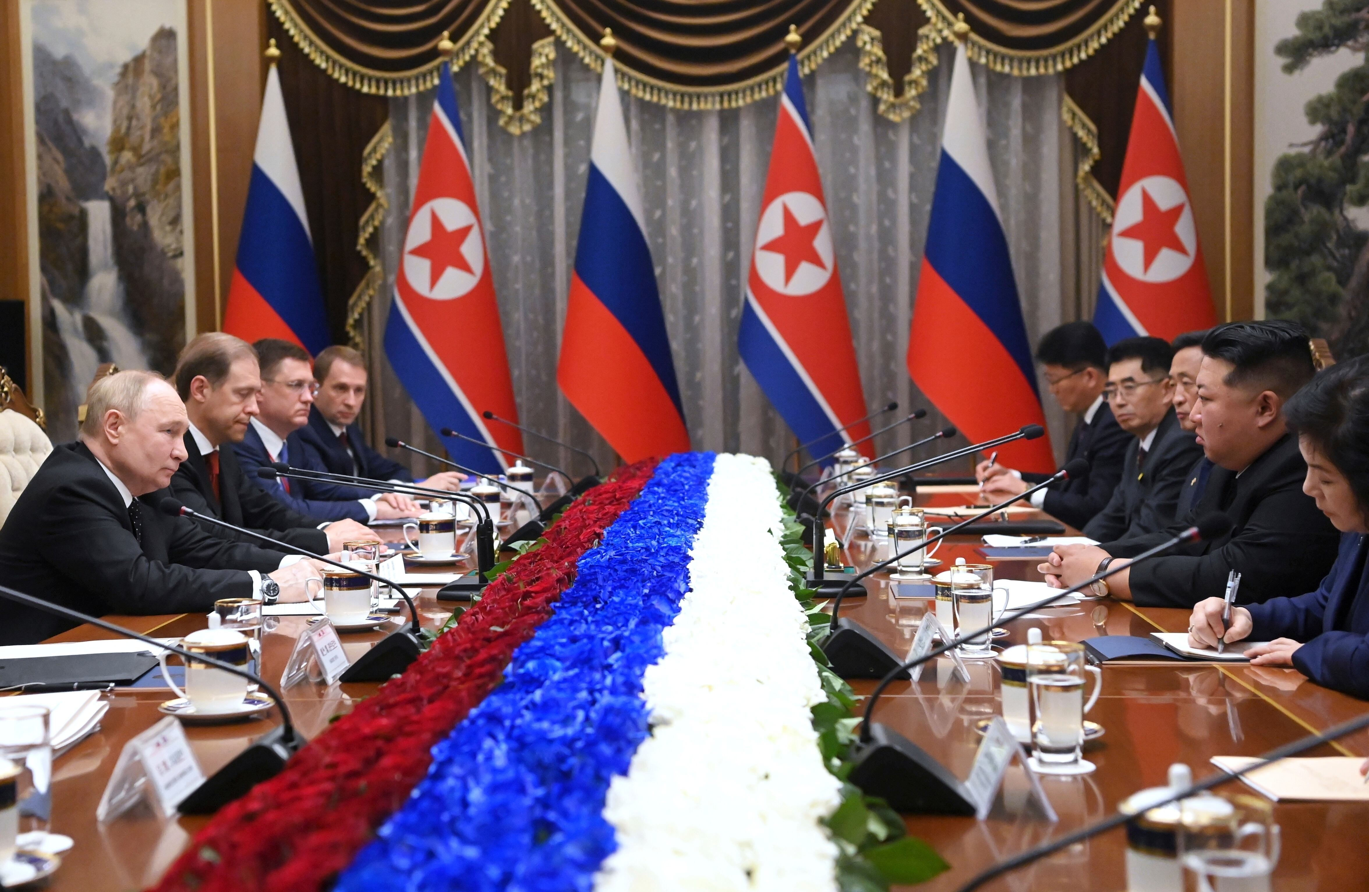 El presidente de Rusia, Vladimir Putin, y el líder norcoreano, Kim Jong Un durante una reunión en Pyongyang (Kristina Kormilitsyna/Sputnik/Kremlin Pool Foto vía AP)