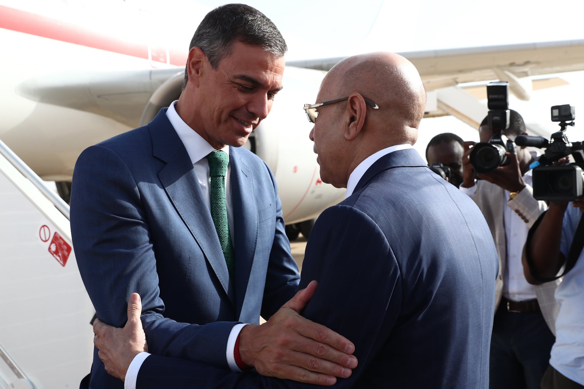 NUAKCHOT (MAURITANIA), 27/08/2024.- El presidente del Gobierno, Pedro Sánchez, saluda al presidente de la República Islámica de Mauritania, Mohamed Cheikh El Ghazouani, a su llegada este martes al aeropuerto de Nuakchot, en la primera etapa de su gira africana, que incluye también Gambia y Senegal, para reforzar la cooperación migratoria en un momento de especial presión, con un goteo de cayucos procedentes de estos países que llegan a las costas canarias. EFE/Moncloa/Fernando Calvo -SOLO USO EDITORIAL/SOLO DISPONIBLE PARA ILUSTRAR LA NOTICIA QUE ACOMPAÑA (CRÉDITO OBLIGATORIO)-