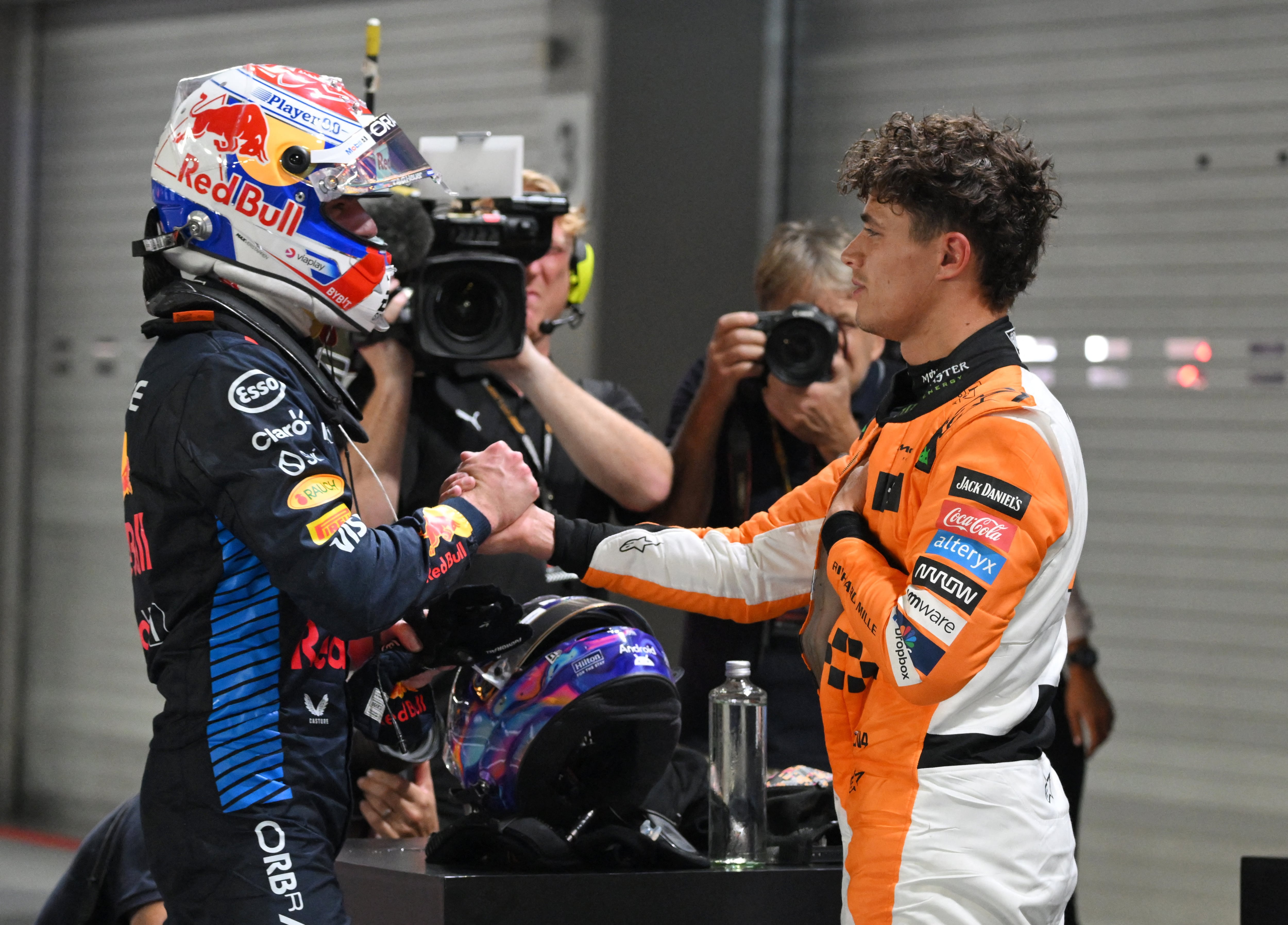 Max Verstappen y Lando Norris se disputan el título de Pilotos (REUTERS/Caroline Chia)