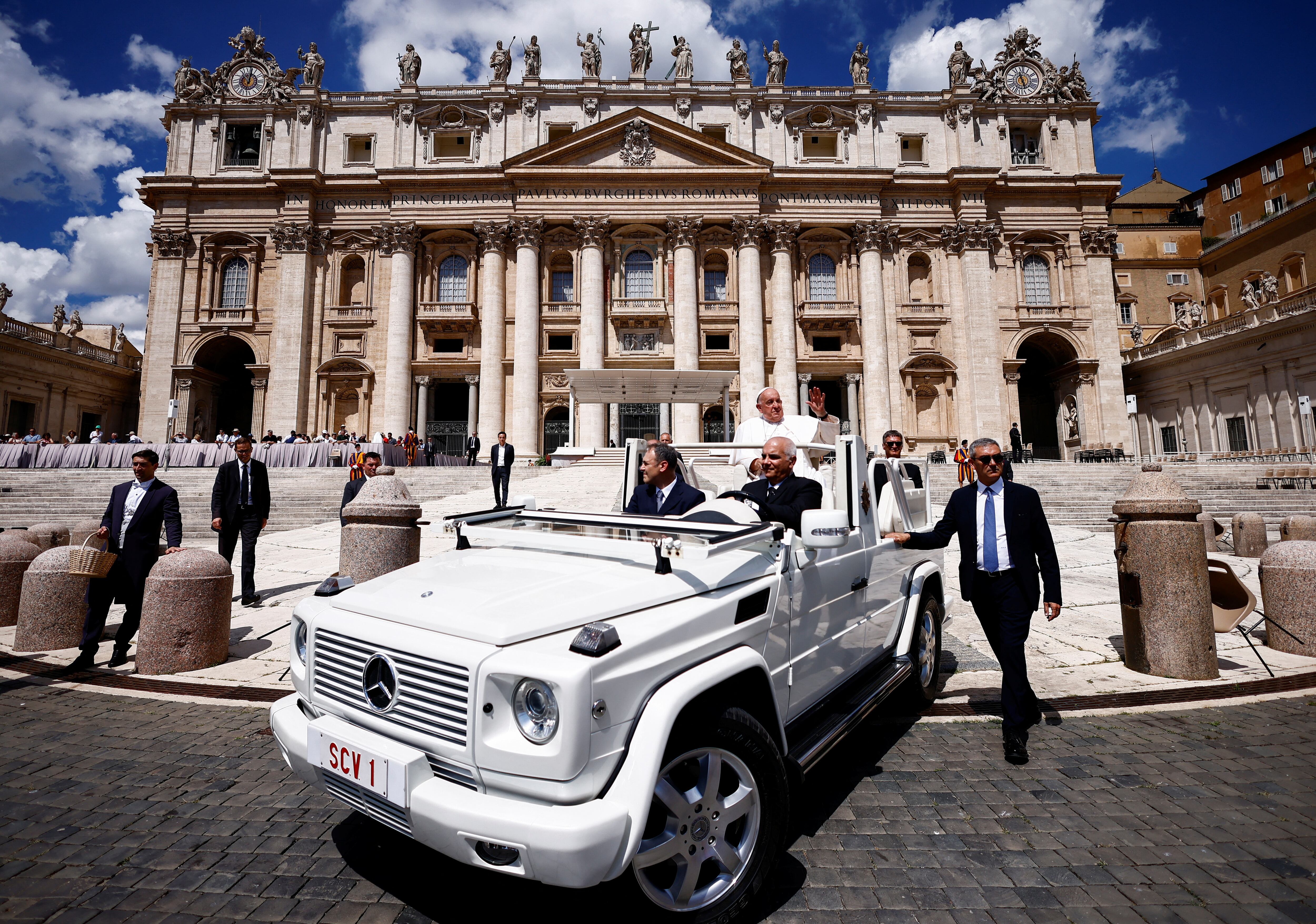 El Papa Francisco saluda a los fieles reunidos en la audiencia general semanal en la Plaza de San Pedro en el Vaticano, el 26 de junio de 2024. REUTERS/Yara Nardi
