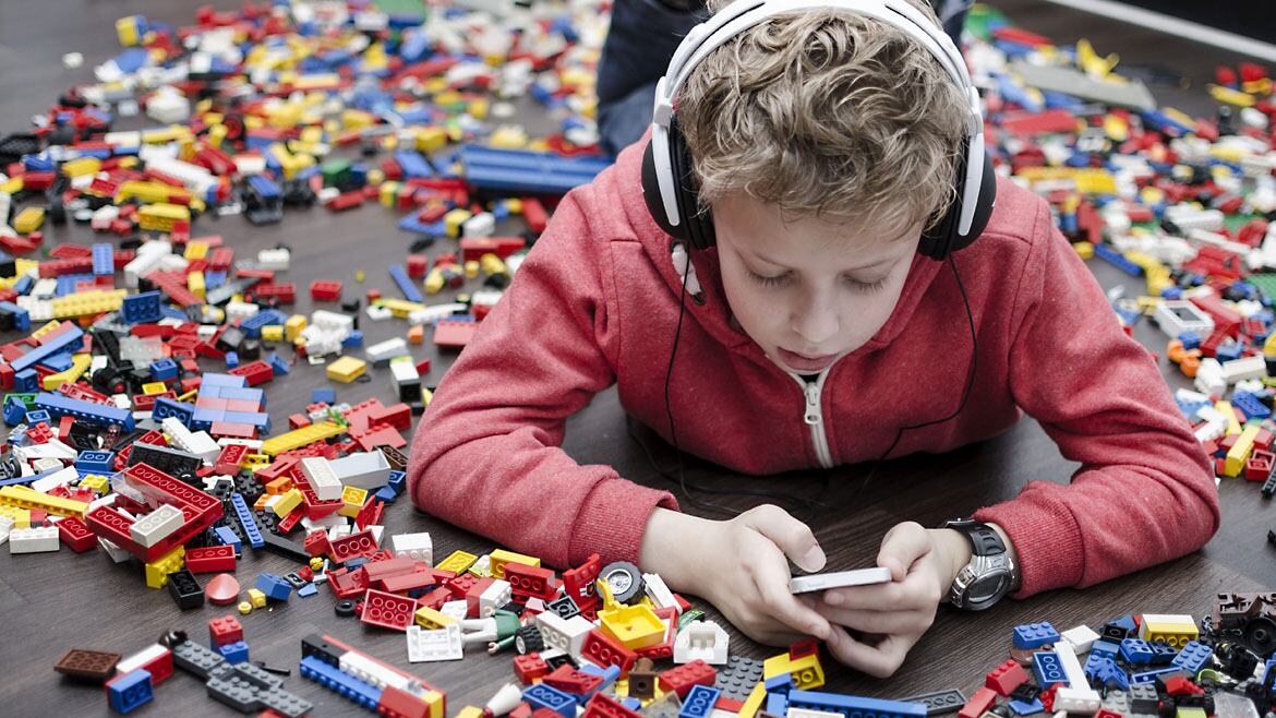 El teléfono móvil presenta desafíos como el ciberbullyng y la ludopatía infantojuvenil. - www.shutterstock.com