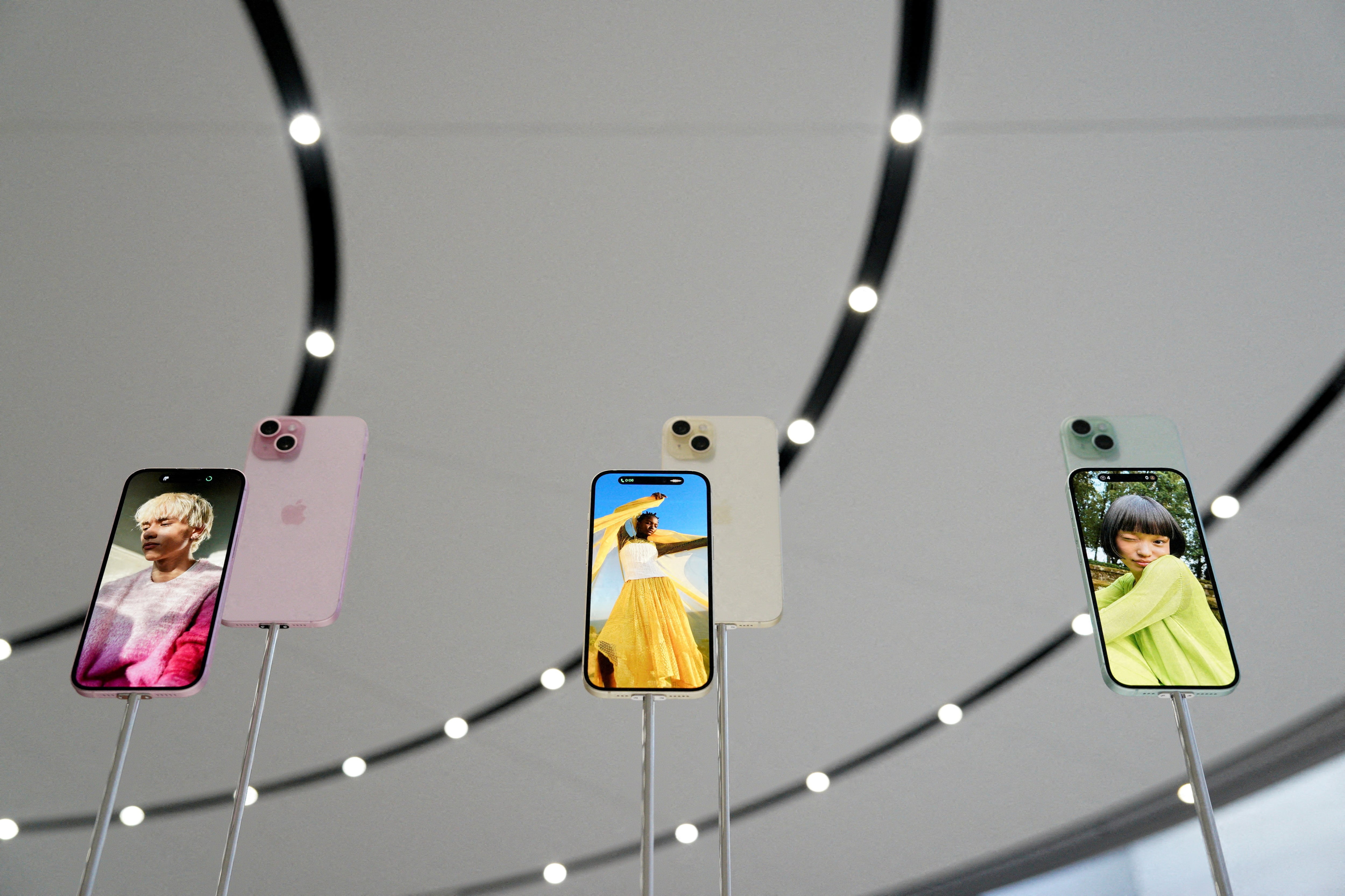 iPhone 15 tiene sus lentes ubicadas de forma diagonal. REUTERS/Loren Elliott/File Photo/File Photo