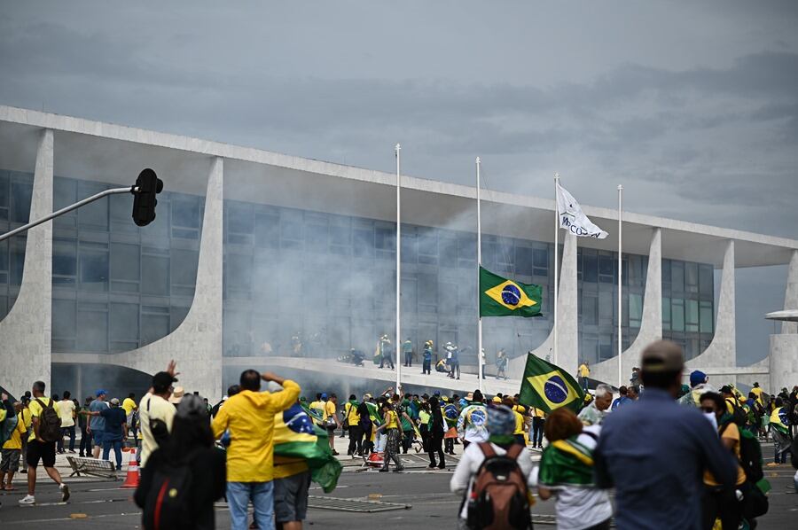 Seguidores del ex presidente brasileño Jair Bolsonaro al ingresar a la fuerza al Palacio de Planalto, sede de la Presidencia de la República, en Brasilia (EFE/Andre Borges) 