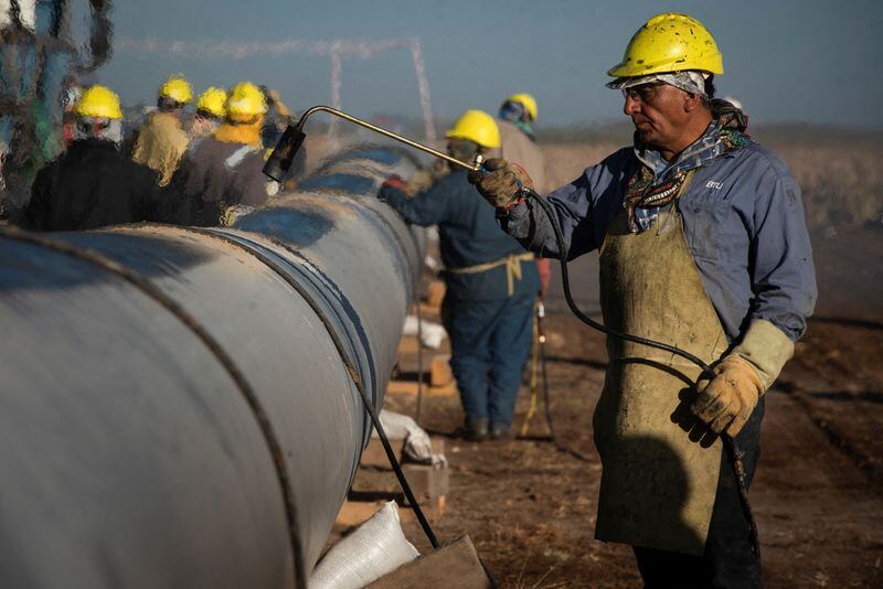 Operarios trabajan en la construcción del gasoducto Néstor Kirchner para transportar gas natural desde Vaca Muerta hasta la provincia de Santa Fe (REUTERS/Martin Cossarini)