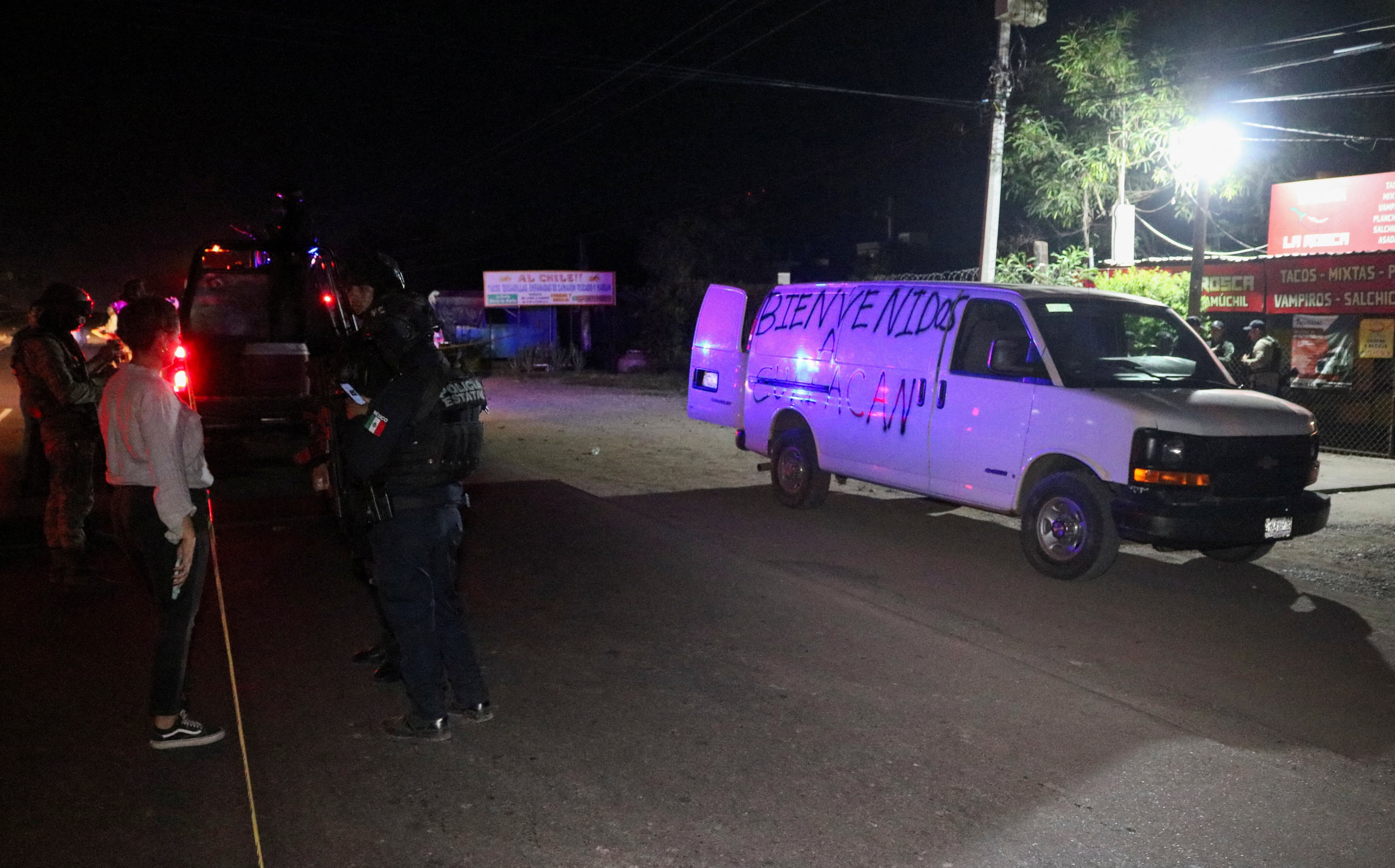 Camioneta con la leyenda "Bienvenidos a Culiacán", abandonada con varios cuerpos en su interior al sur de la capital de Sinaloa. (REUTERS/Jesús Bustamante)