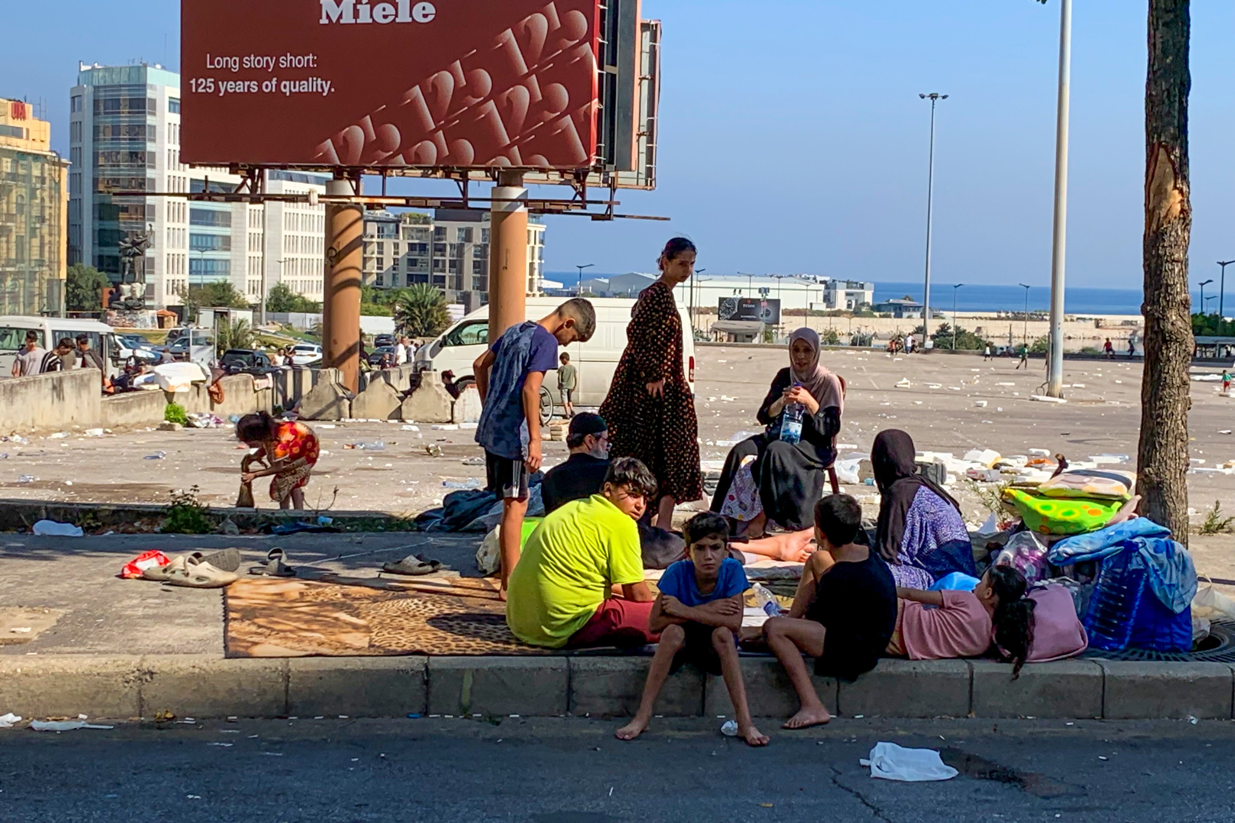 Una familia de desplazados acampa en una plaza de Beirut (EFE/Carles Grau)
