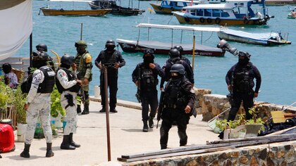 Terror en Acapulco, hallan dos cuerpos maniatados flotando en la playa Revolcadero