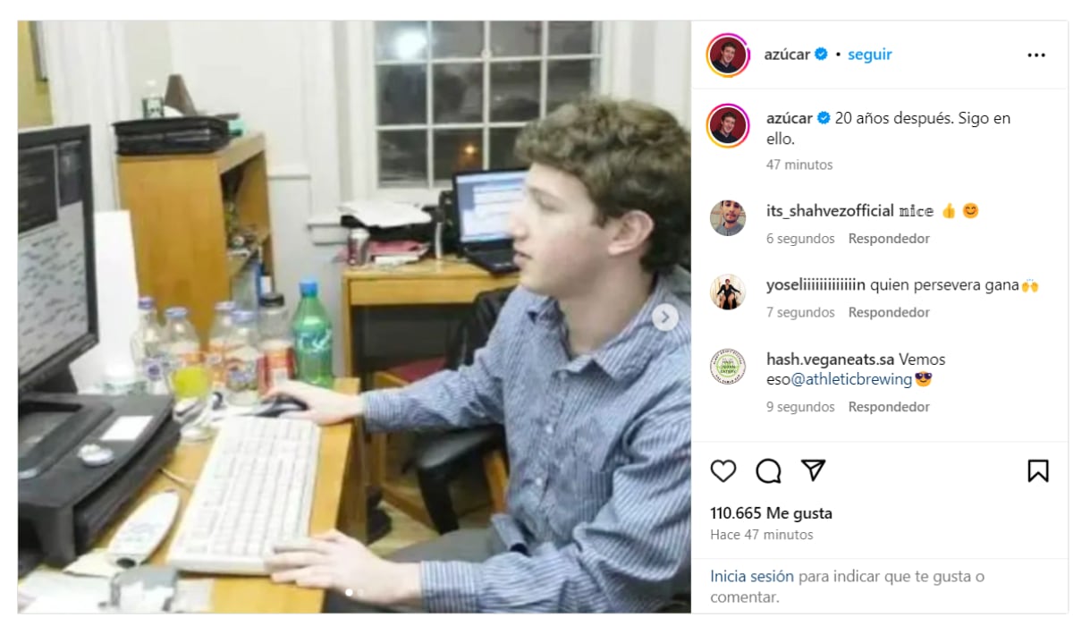 En la imagen se observa a un joven Zuckerberg trabajando en el desarrollo de Facebook. (@Zuck)