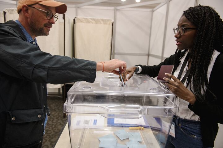 Comienzan las primeras votaciones legislativas en Francia (ANDREJ IVANOV / AFP)