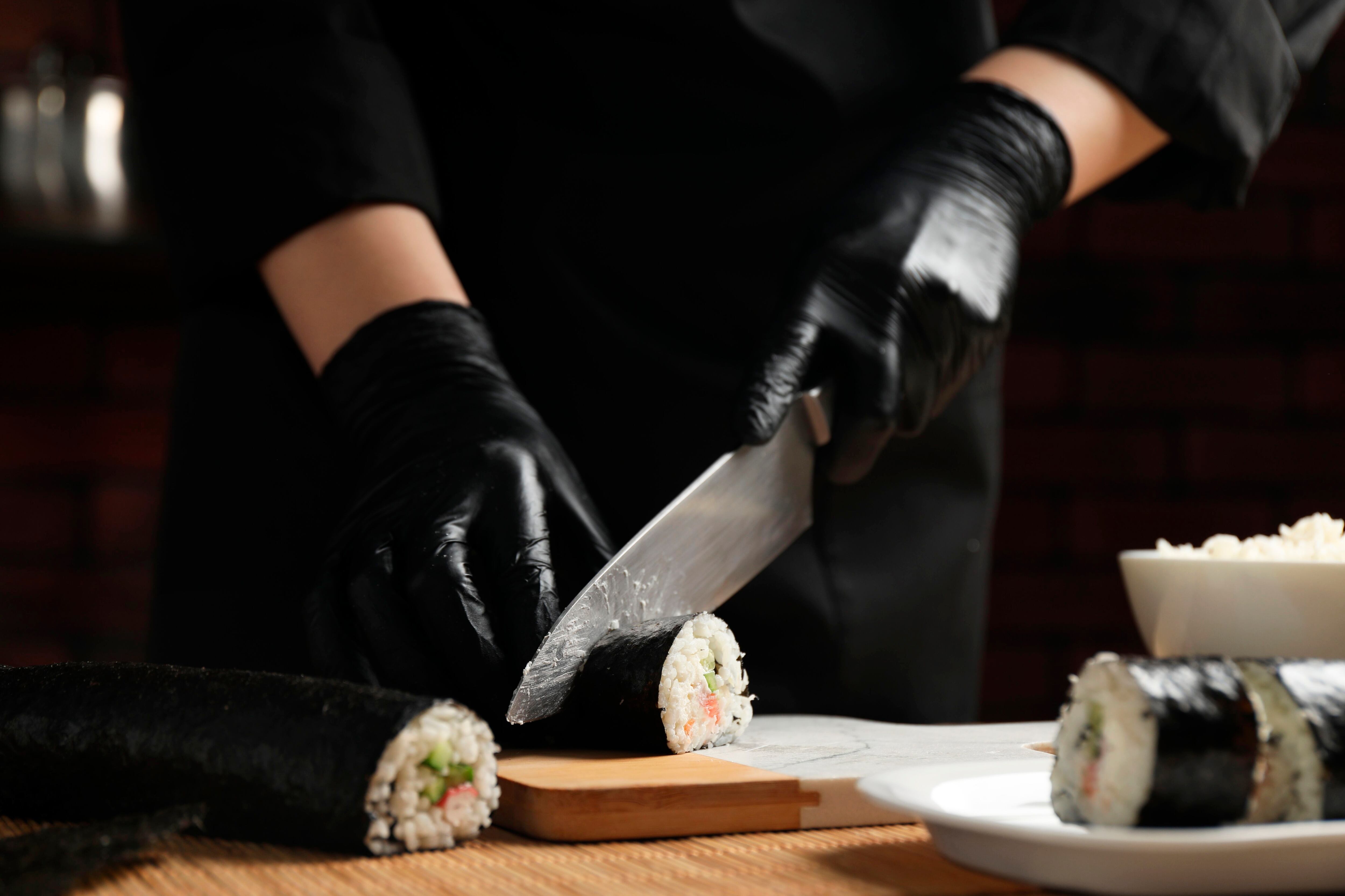 Chef elaborando sushi