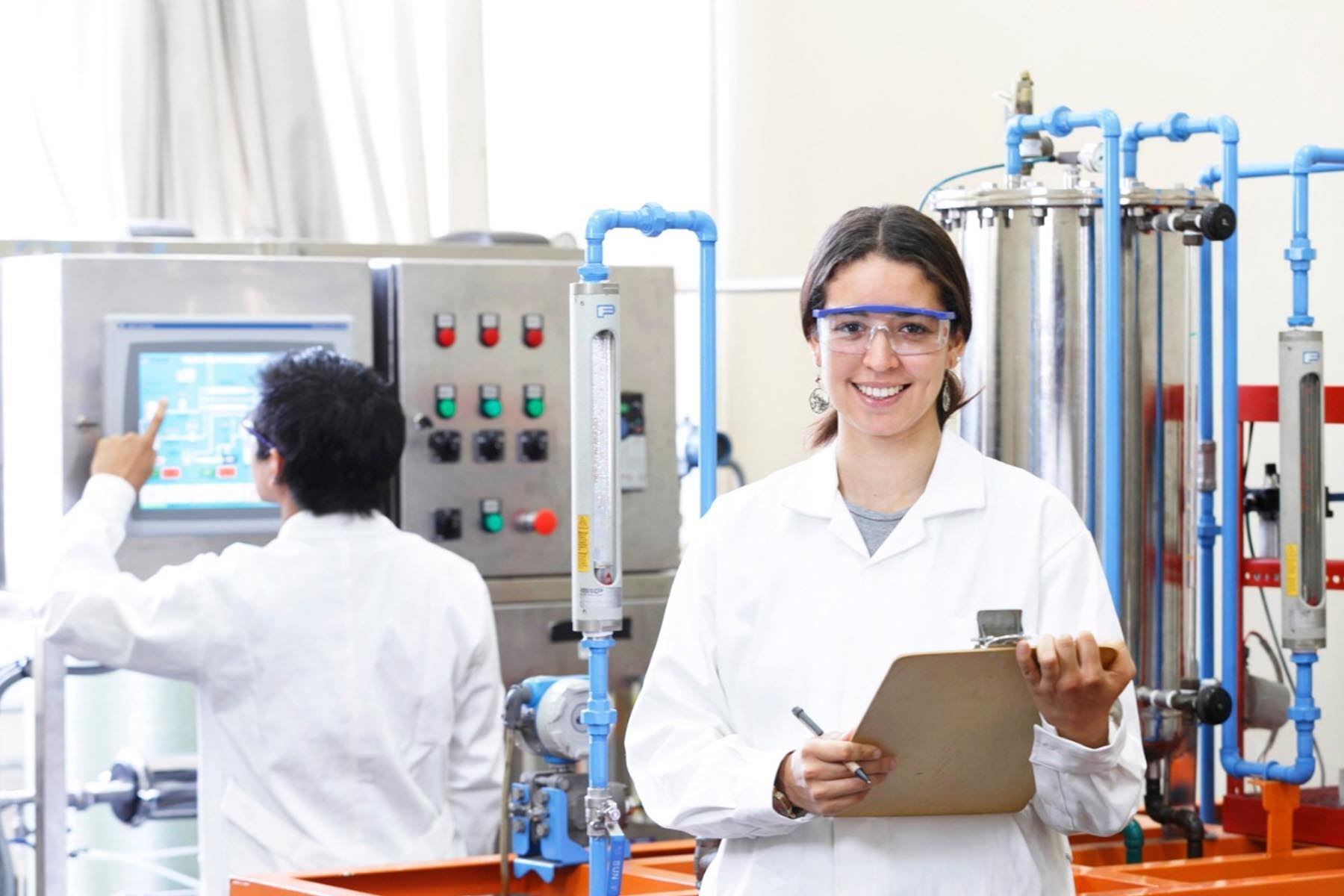 Mujer en un laboratorio