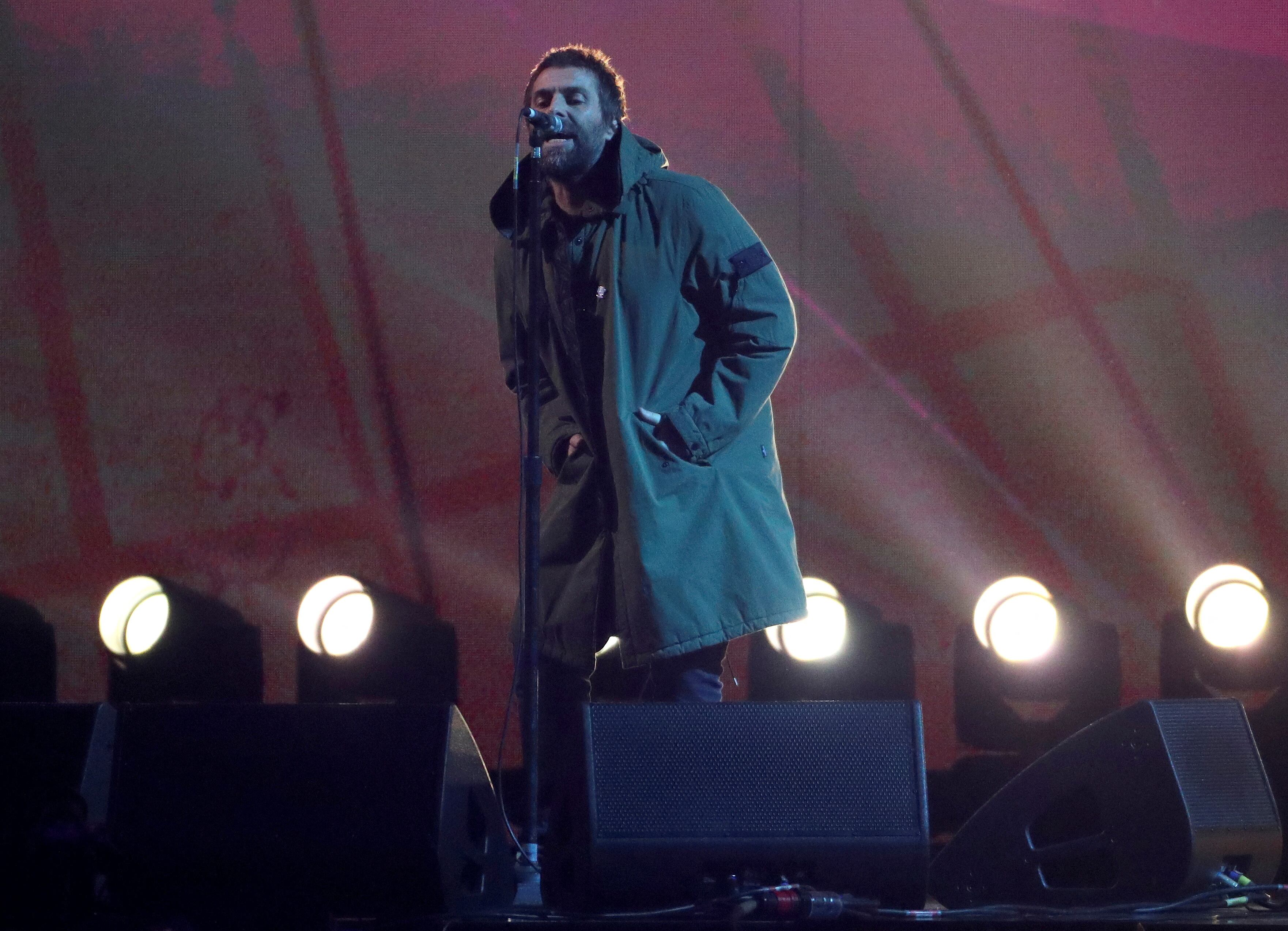 Liam Gallagher actuando en solitario con la característica parka de Oasis