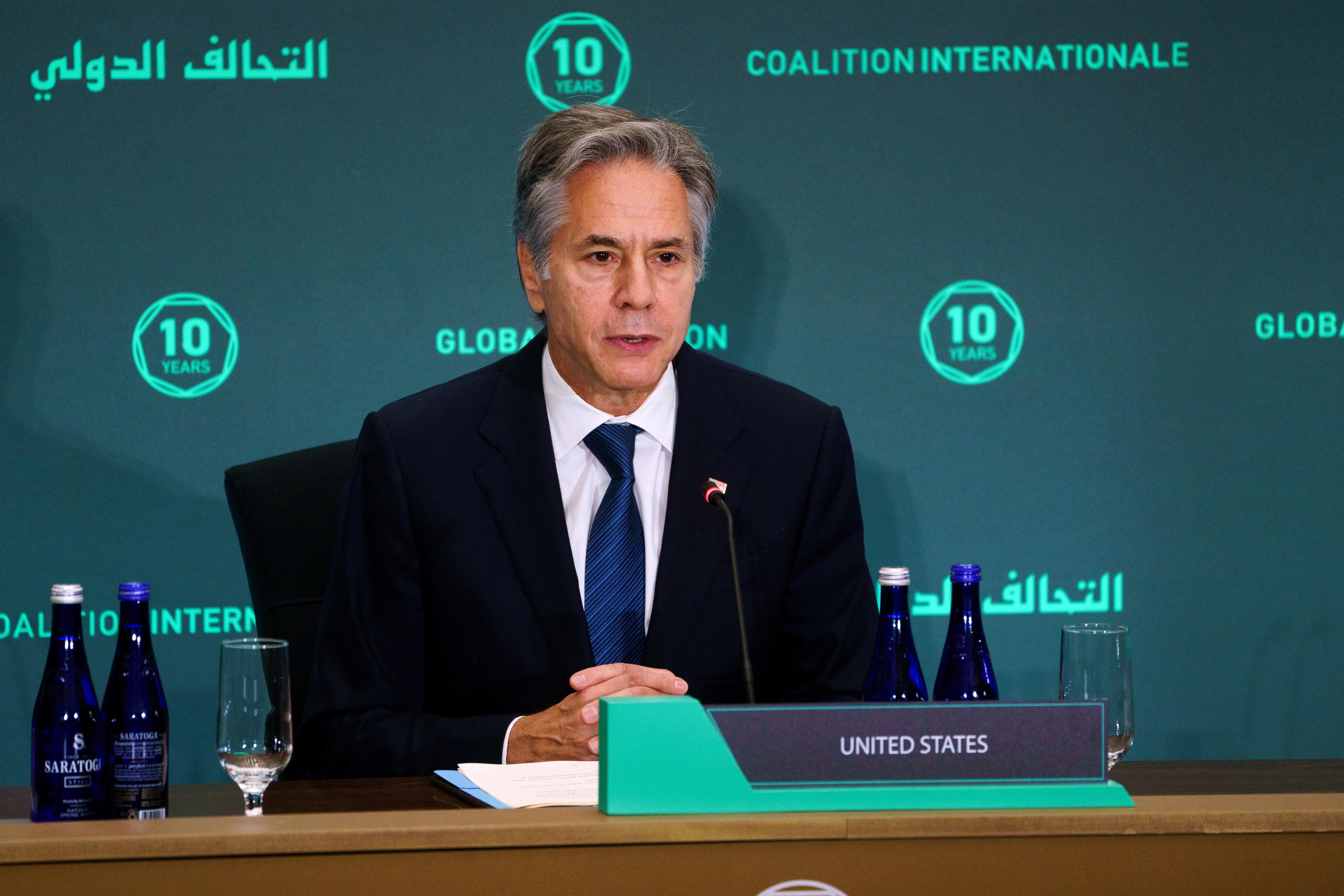 El secretario de Estado de Estados Unidos, Antony Blinken habla durante una reunión ministerial de la coalición internacional contra el grupo terrorista Estado Islámico (EI). EFE/EPA/WILL OLIVER
