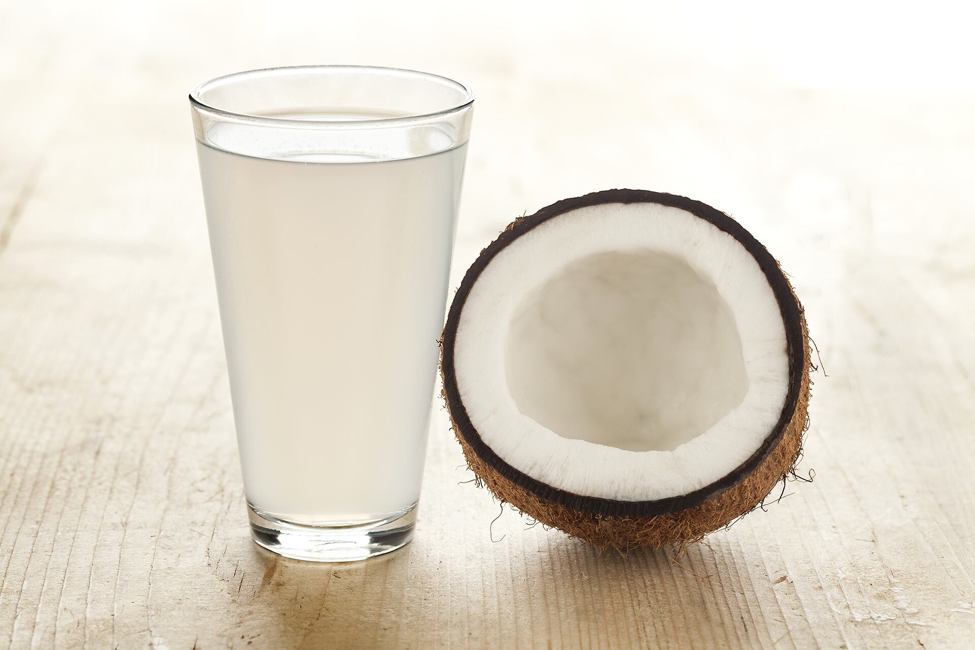 Beber agua de coco todos los días puede tener múltiples efectos positivos en tu cuerpo debido a su rica composición en nutrientes y electrolitos. (Getty)