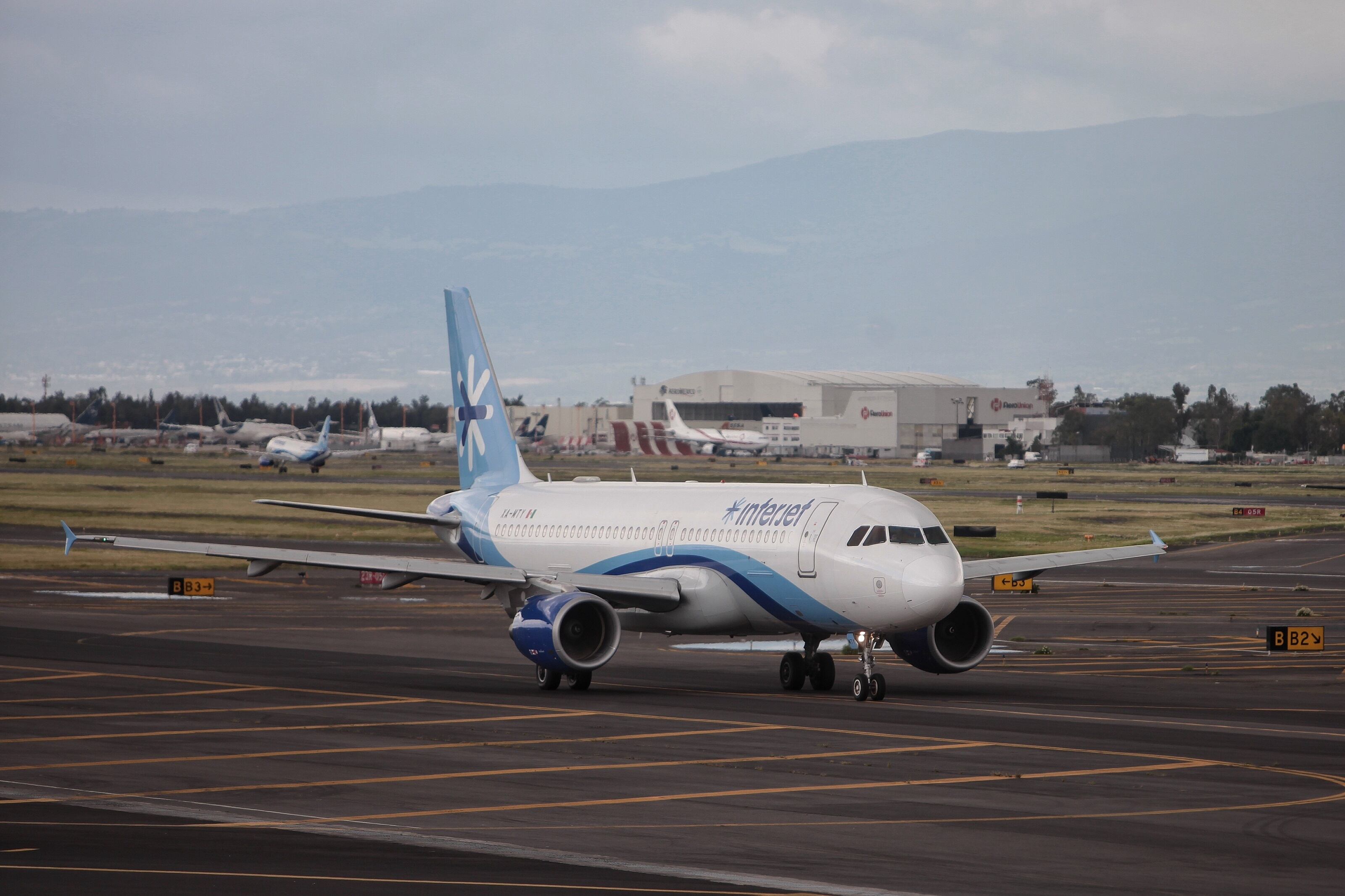 Fotografía de archivo fechada el 12 de agosto de 2015, de un avión de la compañía Interjet, en al Aeropuerto Internacional de Ciudad de México. EFE/Sáshenka Gutiérrez
