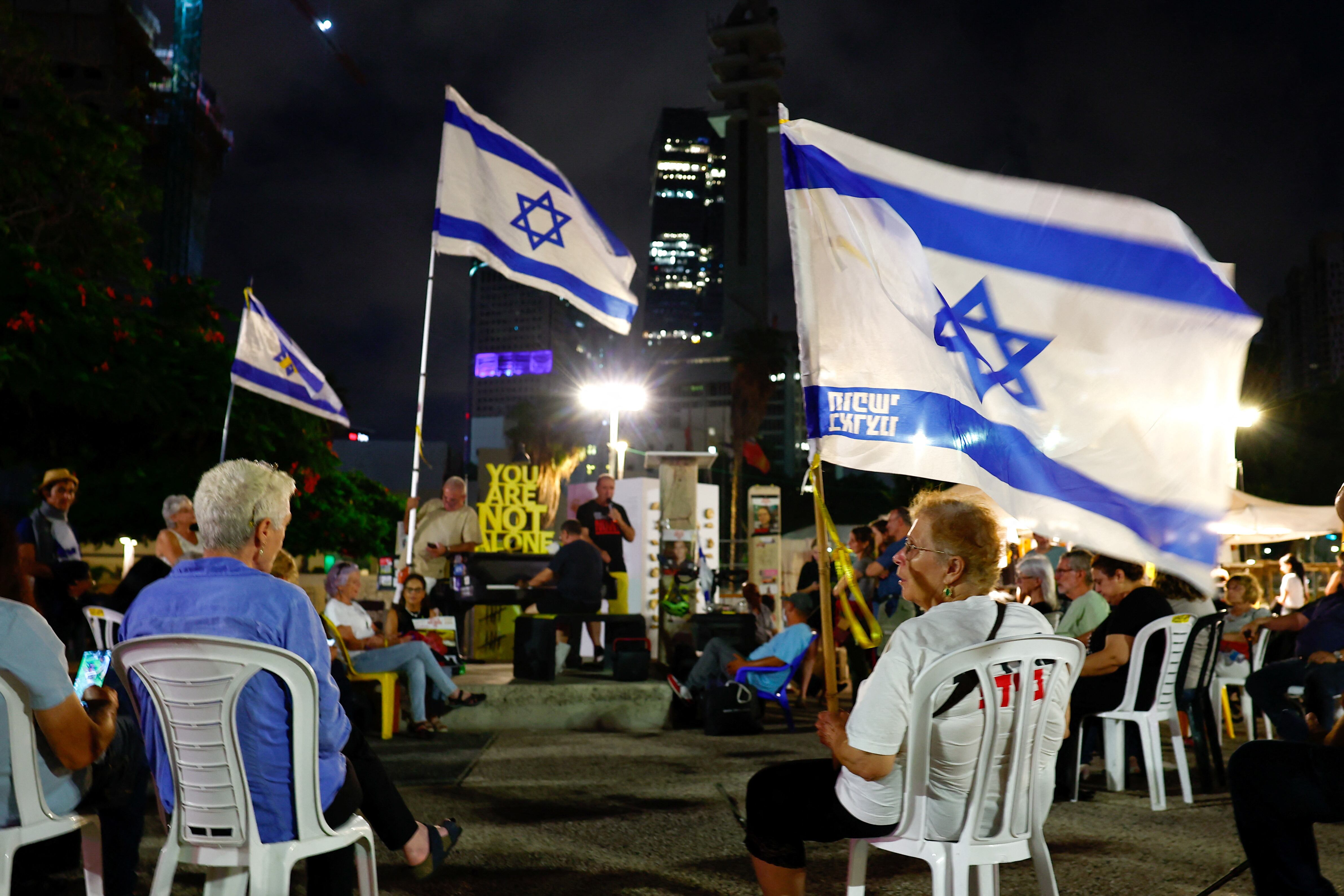 Un grupo de personas asistió a una concentración de apoyo a los rehenes secuestrados durante el mortífero ataque del 7 de octubre contra Israel perpetrado por Hamas, en Tel Aviv el 5 de octubre de 2024 (REUTERS/Gonzalo Fuentes)