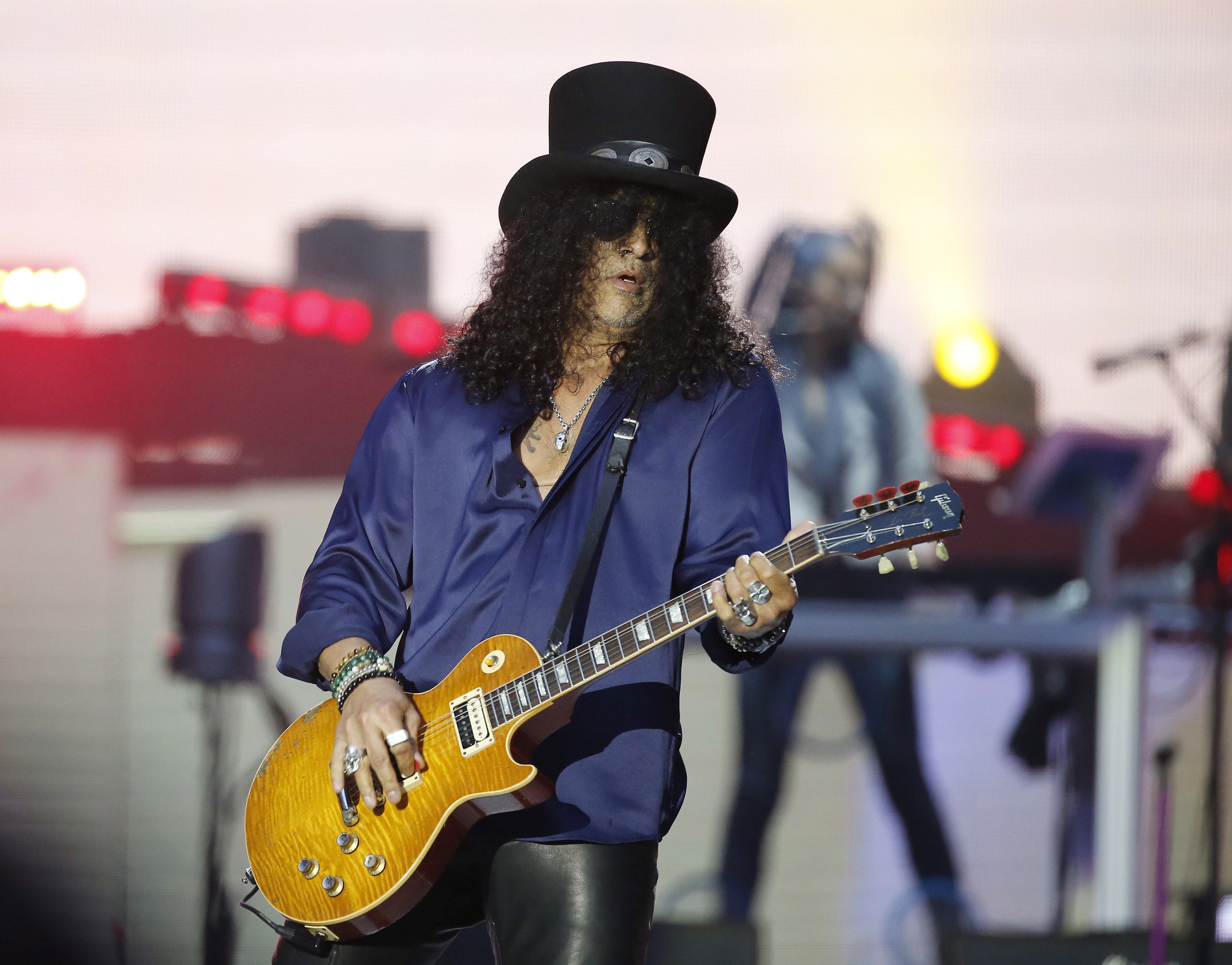 La banda Slash’s Blues Balls se formó en 1996 con miembros como Teddy “Big Bag Zig Zag” Andreadis y Johnny Griparic (EFE/LUIS TEJIDO)
