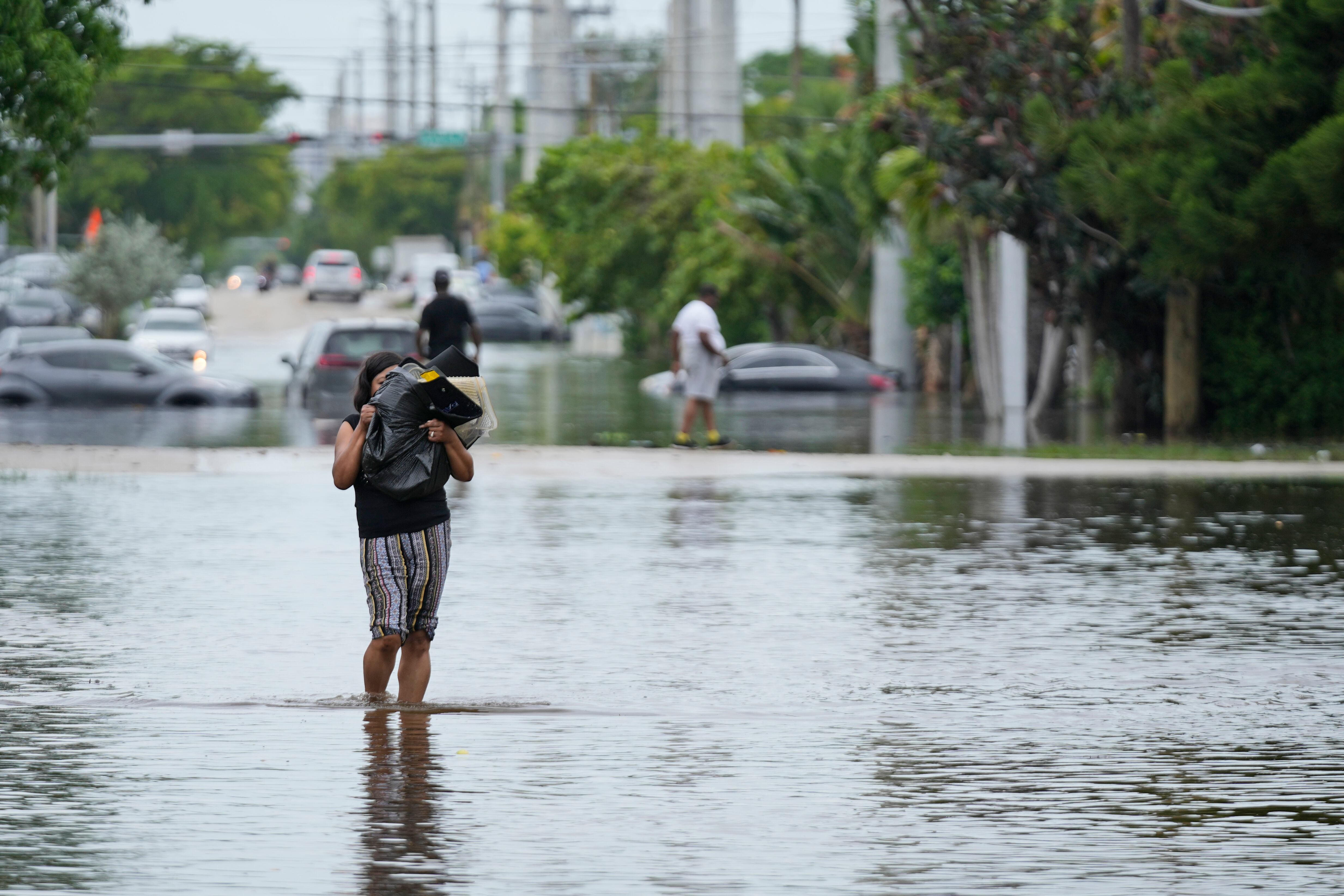 Residentes de Fort Lauderdale esperan el cese de lluvias para evitar daños adicionales. (AP Foto/Wilfredo Lee)