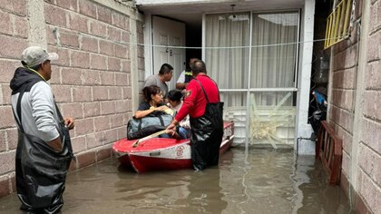 Rescatan a bebé tras 19 horas atrapado con su familia en inundación de Cuautitlán