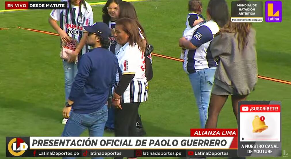 Ana Paula Consorte y Doña Peta posaron juntas junto a Paolo Guerrero en su presentación en Alianza Lima. (Latina)