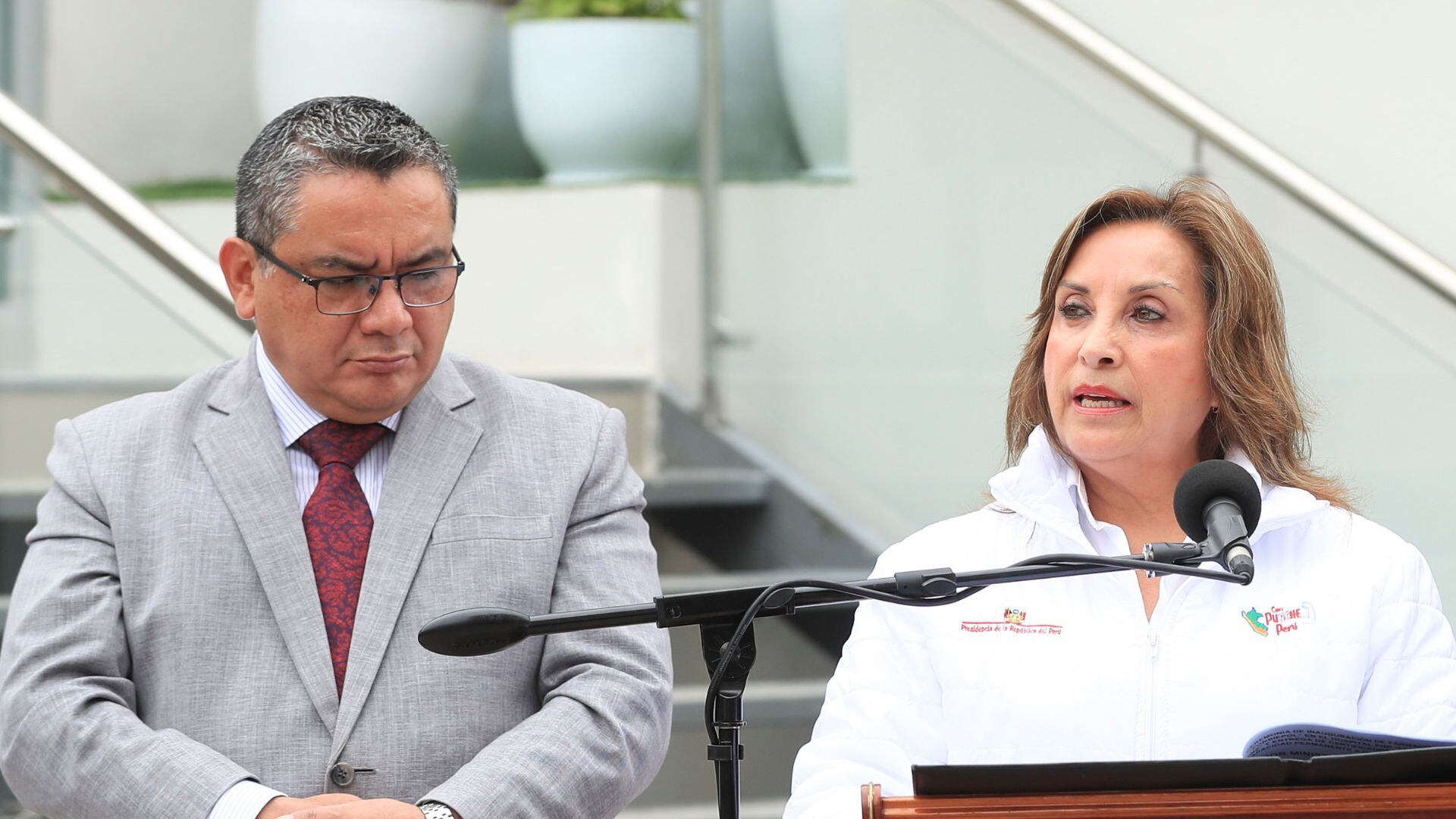 Dina Boluarte junto al ministro del Interior, quien prometió renunciar en caso el estado de emergencia fracase. (Foto: Presidencia Perú)