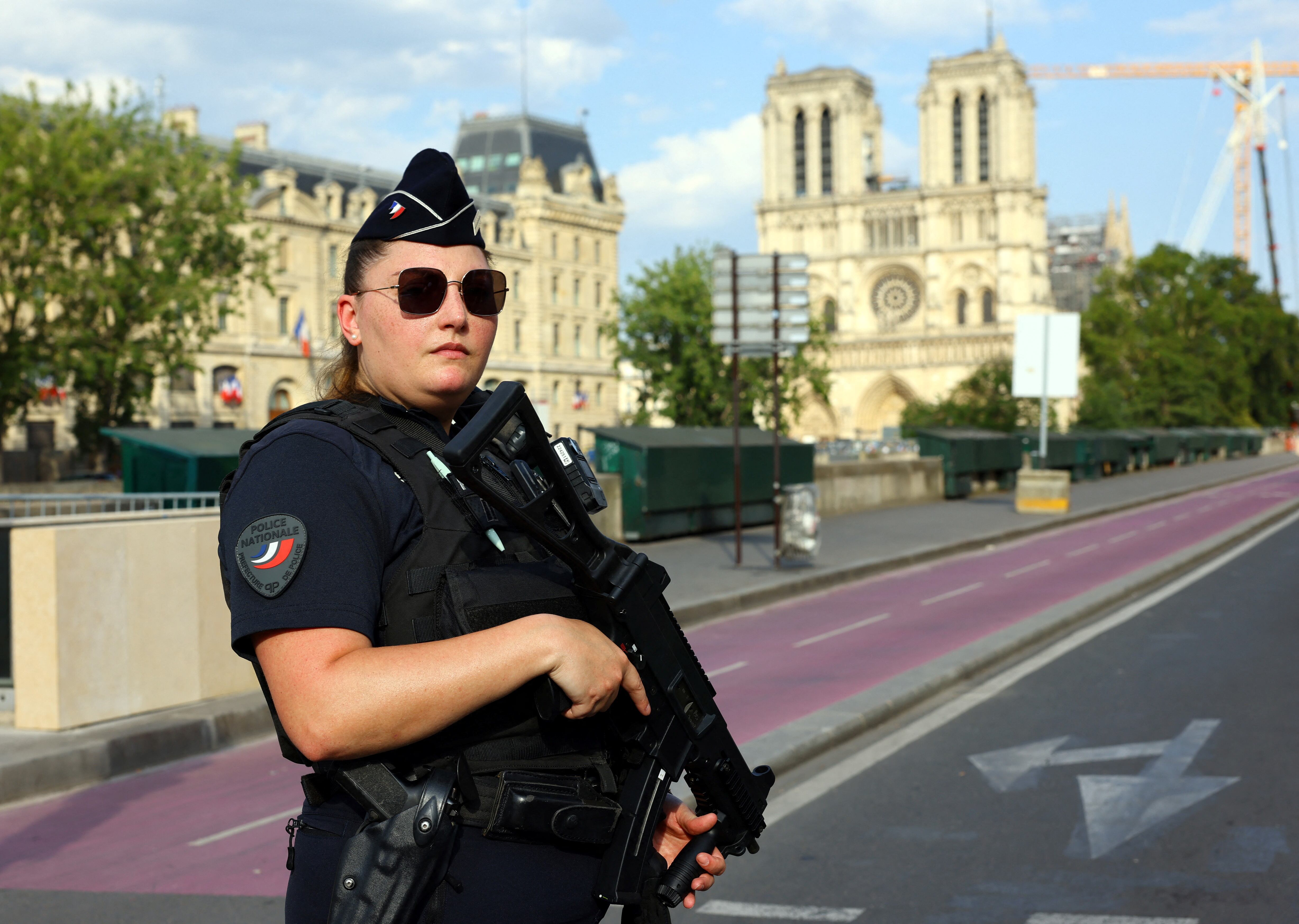 Un agente de policía monta guardia cerca de la catedral de Notre Dame mientras se despliega el perímetro de seguridad para la ceremonia de apertura previa a los Juegos Olímpicos de París 2024 en París (REUTERS/Fabrizio Bensch)