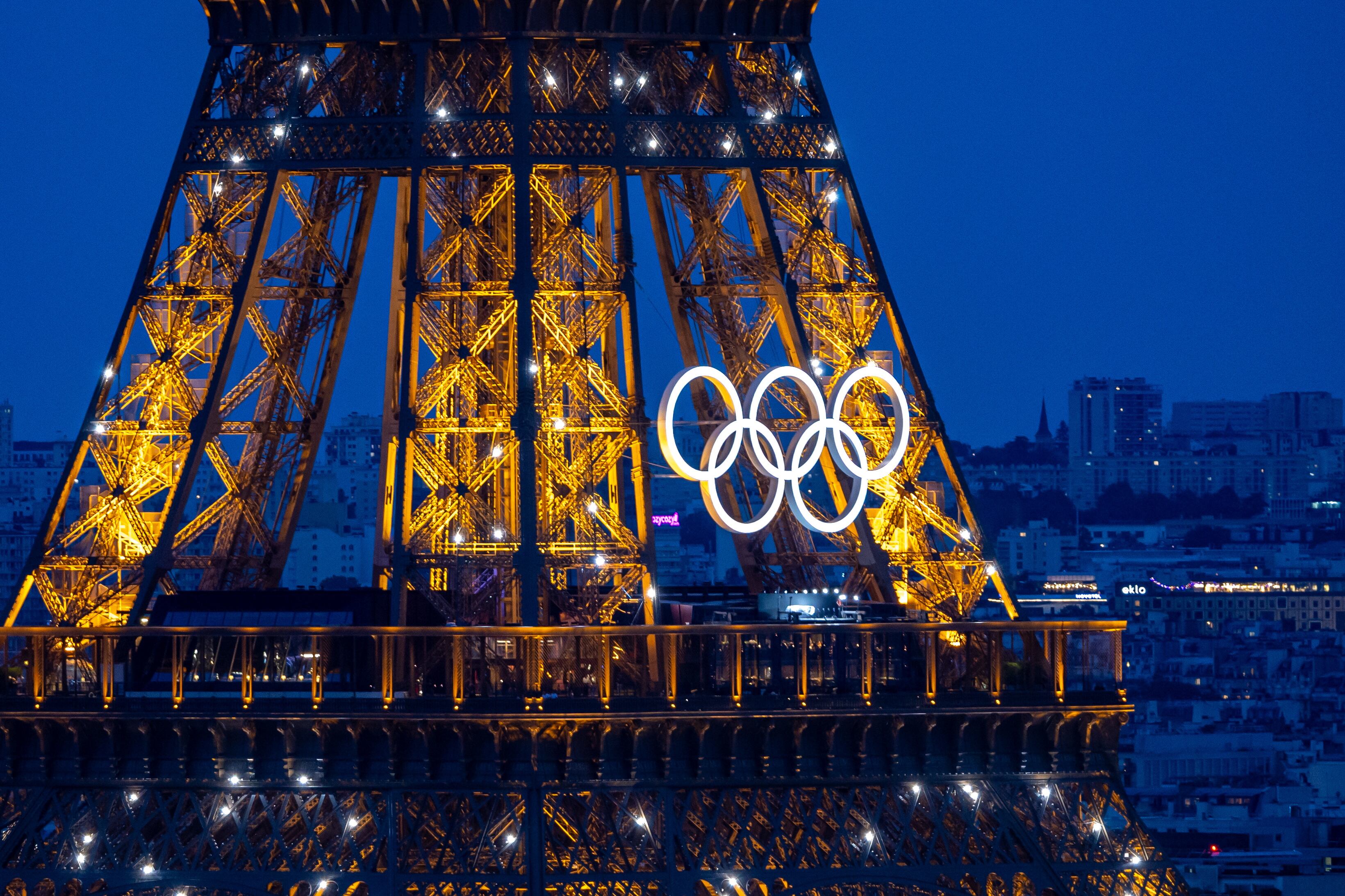 La Torre Eiffel se iluminó de dorado con los aros olímpicos. EFE/EPA/MARTIN DIVISEK 