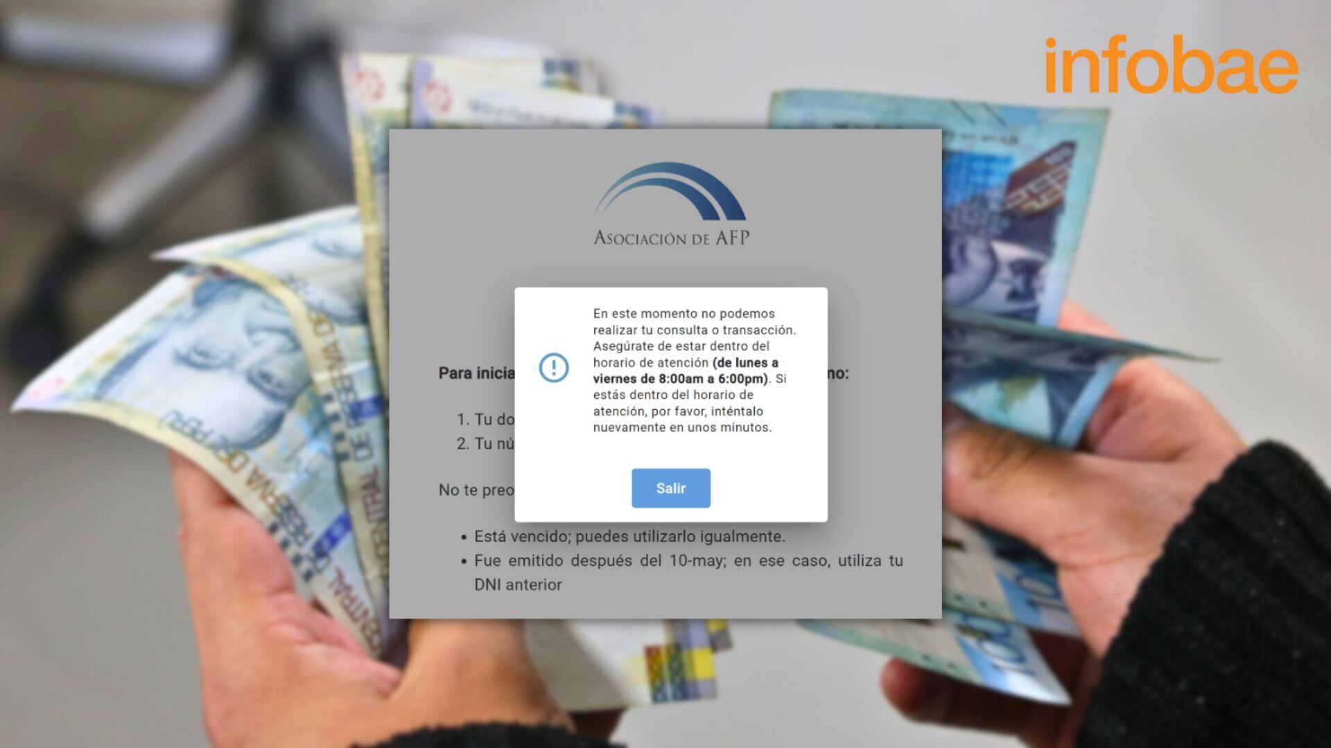 Captura de Asociación de AFP con mensaje de error "en este momento no podemos hacer tu consulta" sobre fondo de mano con billetes y logo de Infobae