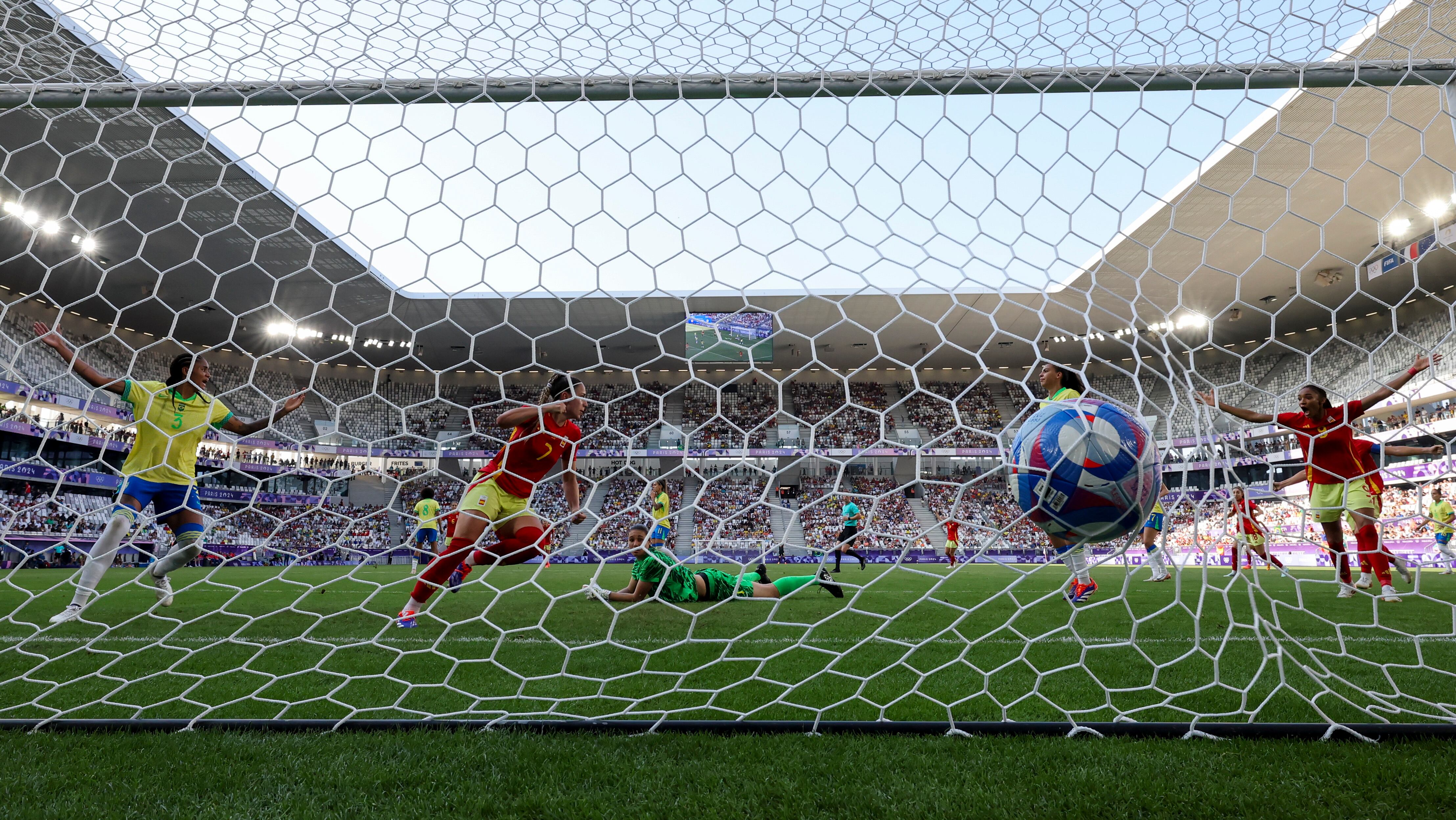 La delantera española Athenea del Castilloremata para anotar el 0-1 ante Brasil. (Kiko Huesca/EFE) 