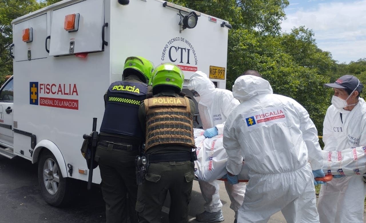 Autoridades encuentran una motocicleta cerca del tanque que podría haber sido utilizada por la víctima, conocida como El Mono - crédito CTI