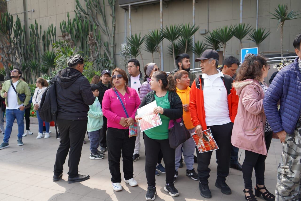 Miles de personas llegan al Ministerio de Cultura para darle el último adiós a Alberto Fujimori.