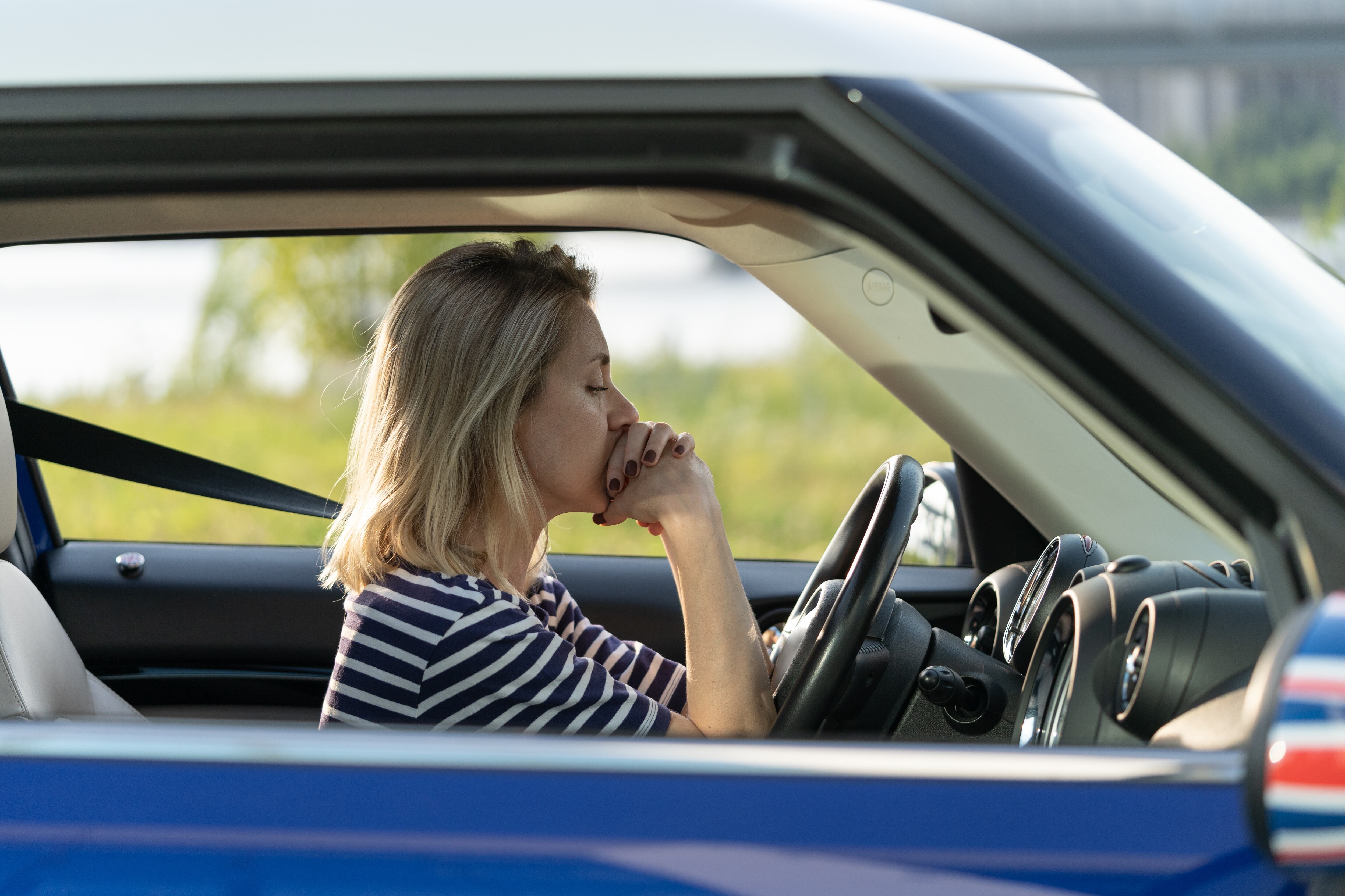 Una mujer con miedo a conducir (Shutterstock)