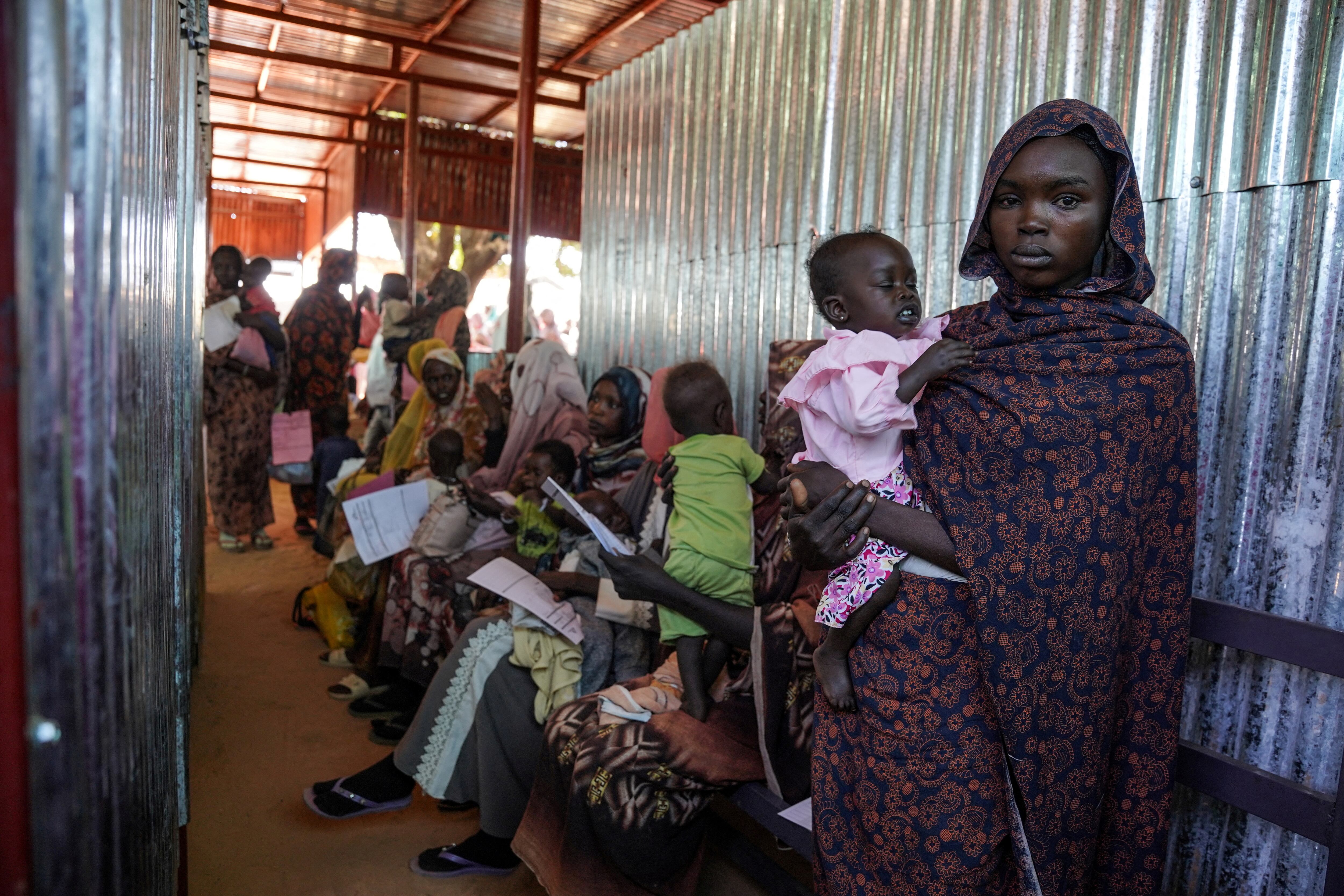 Una mujer y un bebe en el campo de desplazamiento Zamzam, cerca de El Fasher en Darfur del Norte, Sudán  (MSF/Mohamed Zakaria/Handout via REUTERS) 