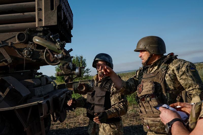 Miembros del servicio ucraniano de la 110ª Brigada Mecanizada Separada Coronel General Marko Bezruchko se preparan para disparar un sistema de lanzamiento múltiple de cohetes RM-70 Vampire hacia las tropas rusas en la región de Donetsk  (REUTERS)