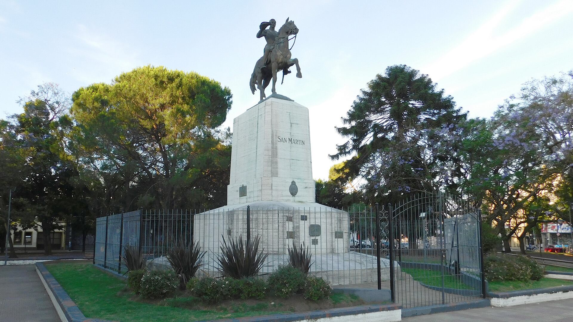 Estatuas del libertador de América a lo largo de toda la ciudad 