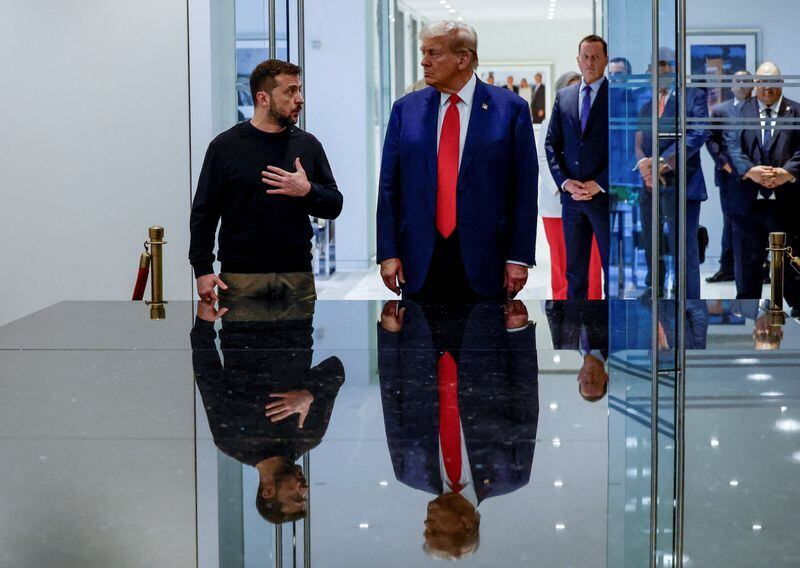 El expresidente y candidato presidencial estadounidense Donald Trump y el mandatario ucraniano Volodímir Zelenski se reúnen en la Torre Trump de Nueva York, EEUU. 27 septiembre 2024. (REUTERS/Shannon Stapleton)