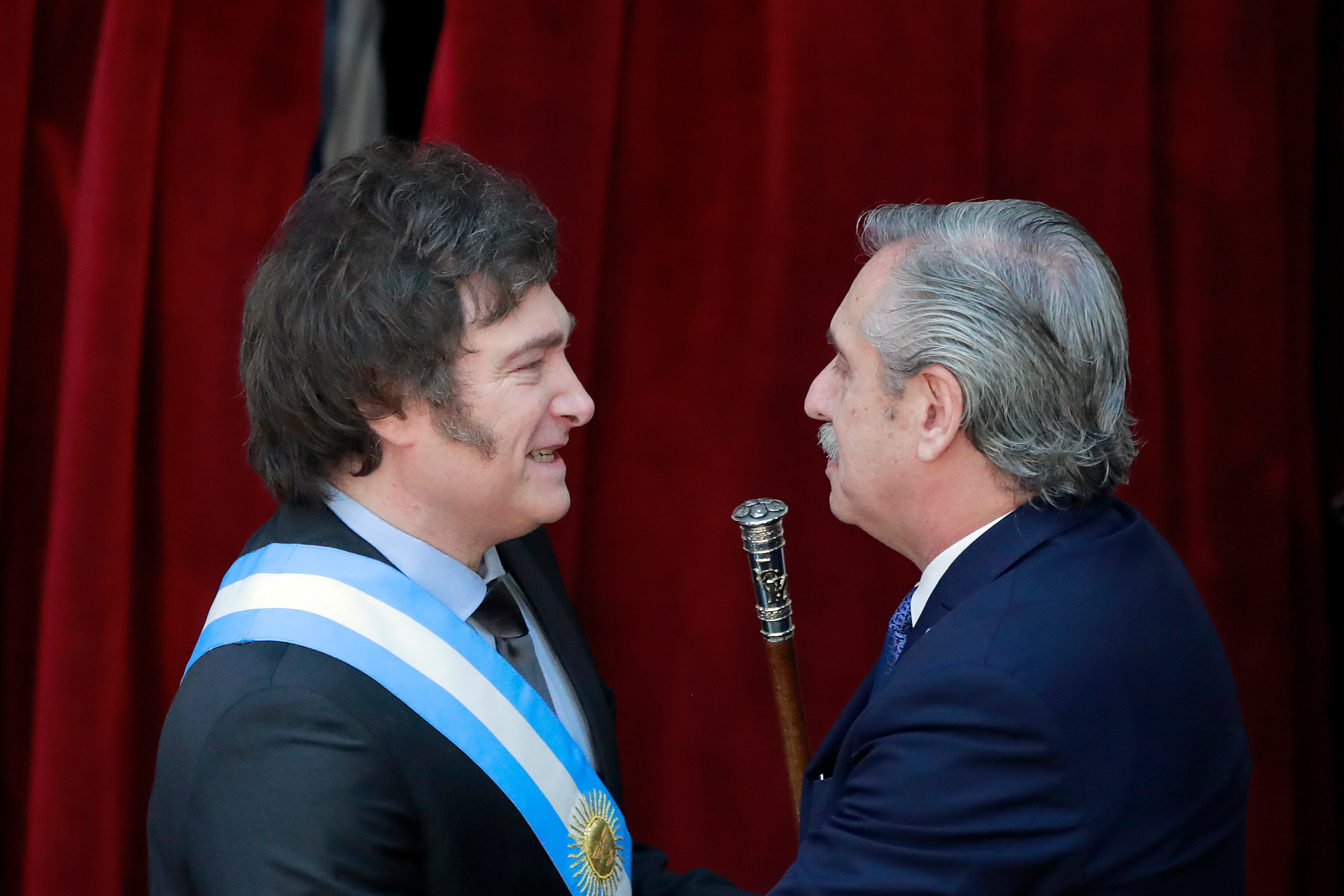 Fotografía de archivo de 10 de diciembre de 2023 de Javier Milei (izq.), recién elegido para ocupar la máxima posición ejecutiva de Argentina, mientras recibe el bastón presidencial de manos de Alberto Fernández, el líder saliente, durante una ceremonia en el Congreso de la Nación en Buenos Aires (Argentina). EFE/ Demian Alday Estevez 