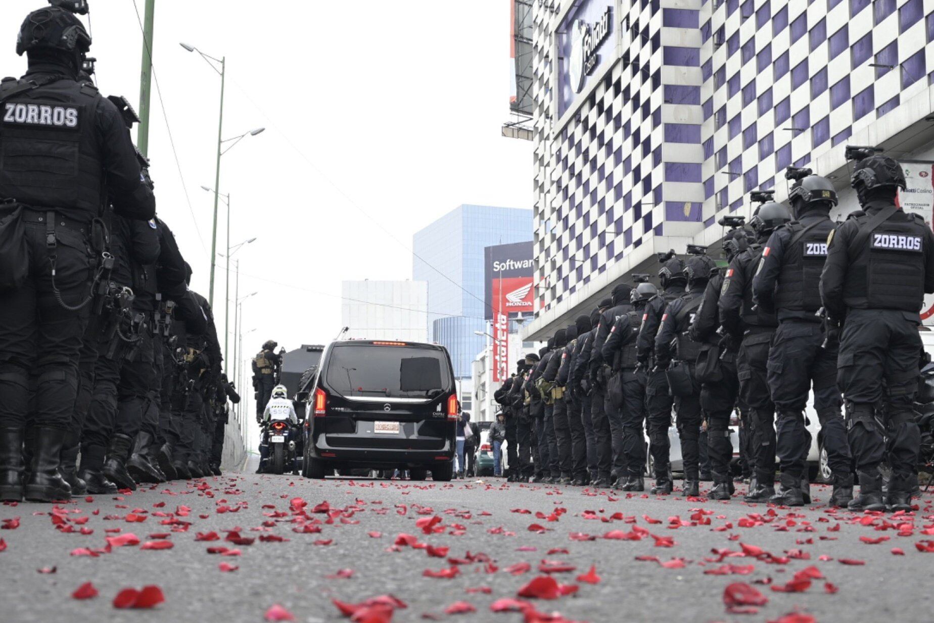 Con pétalos y banda de guerra despiden a Milton Morales, comisario de la SSC asesinado en Edomex