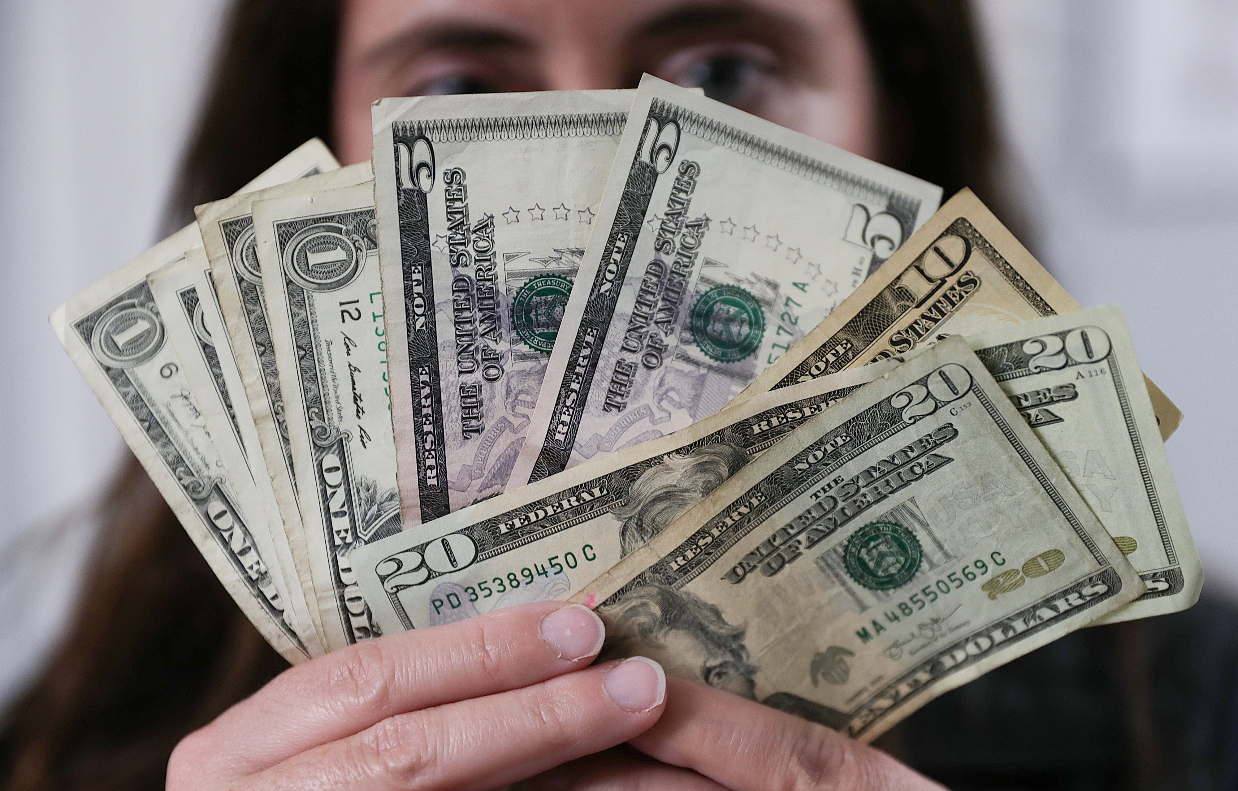 La cotización libre del dólar terminó el viernes en $1.270 para la venta en el blue y más abajo en los financieros MEP y CCL (Foto: EFE)