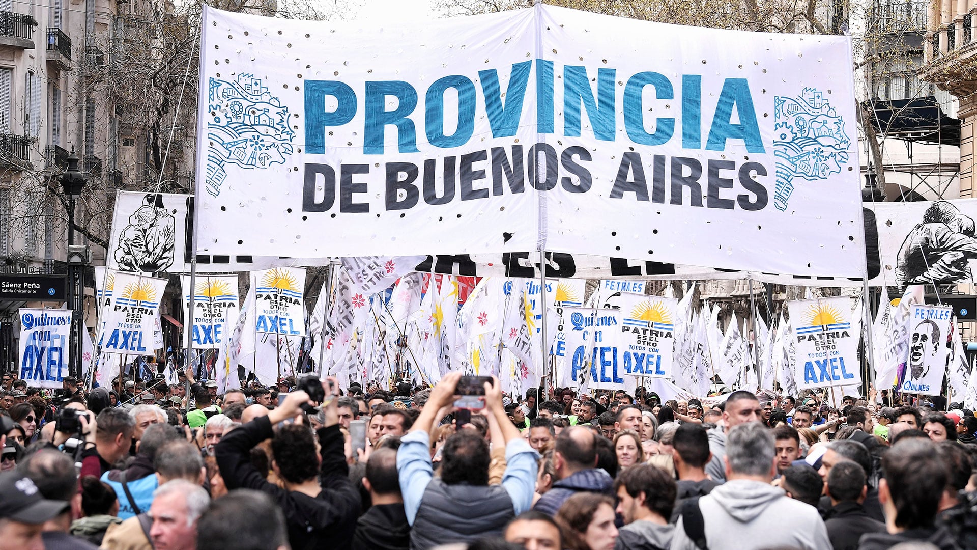 Axel Kicillof y ministros bonaerenses en la marcha de jubilados