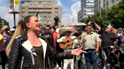 María José sorprendió a chilangos con palomazo en la Alameda de Bellas Artes: “Una travesura”