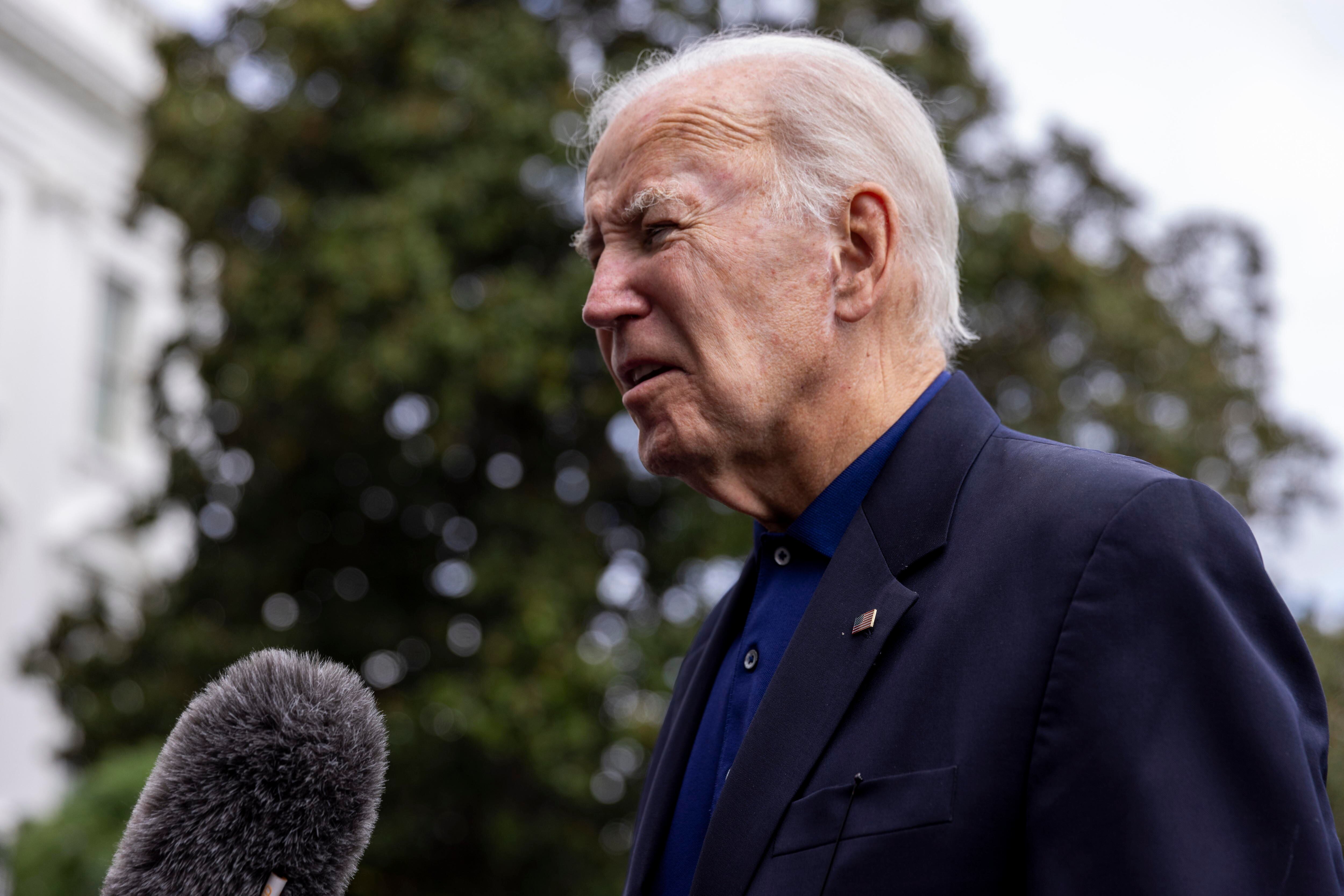 Biden propone prohibir vehículos con tecnología de China y Rusia